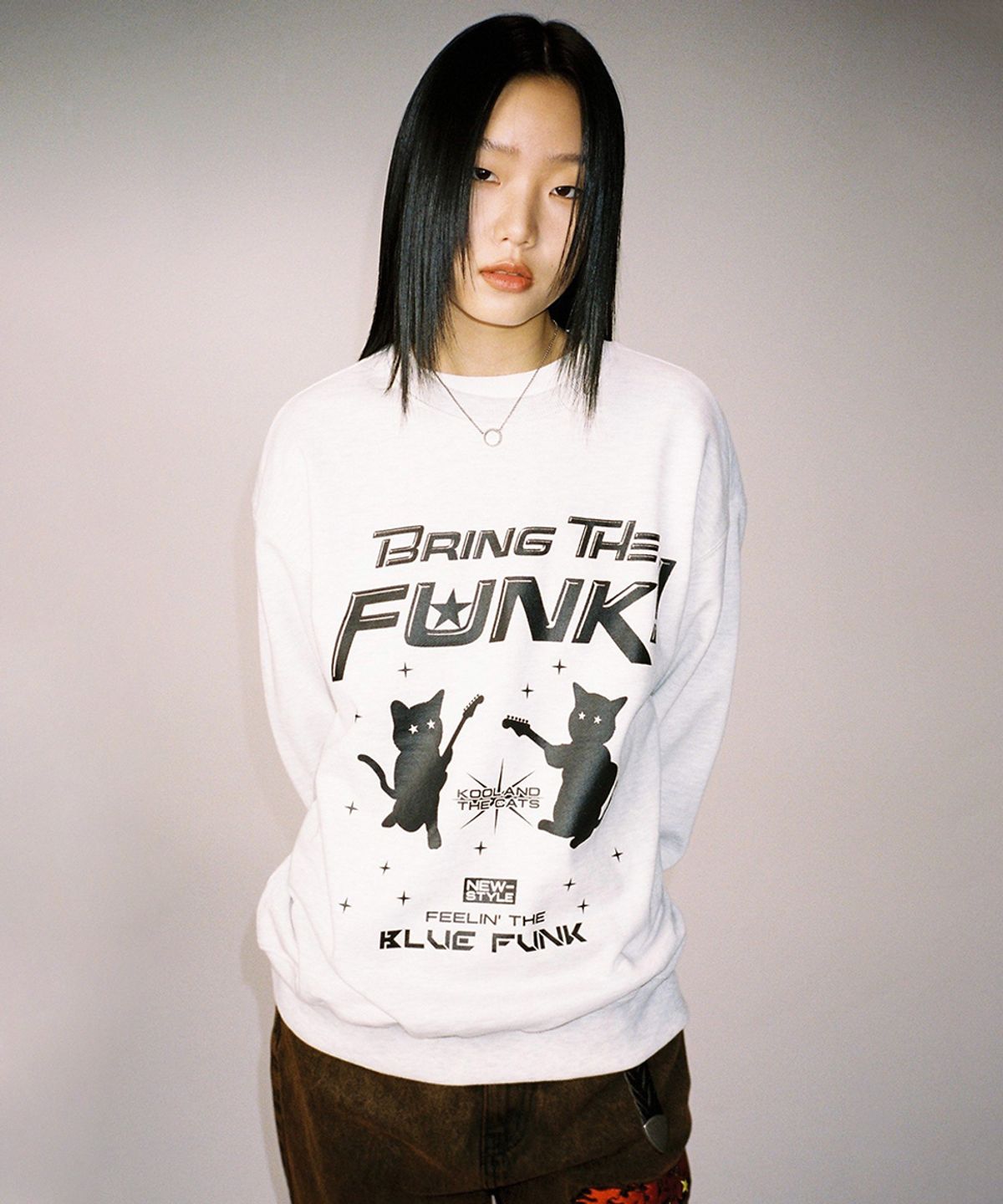 카비시(CAVISH) KOOL AND THE CATS SWEATSHIRT LIGHT GREY(CV2DSUM460A)