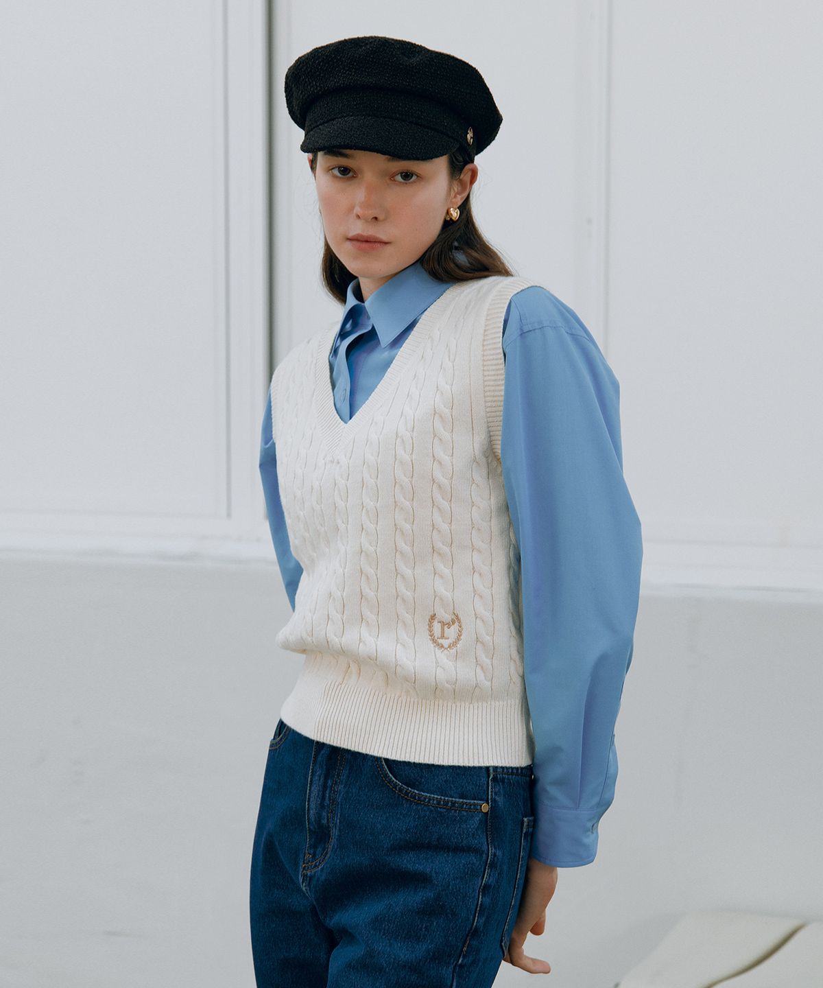 로라로라(ROLAROLA) V NECK CABLE KNIT VEST IVORY