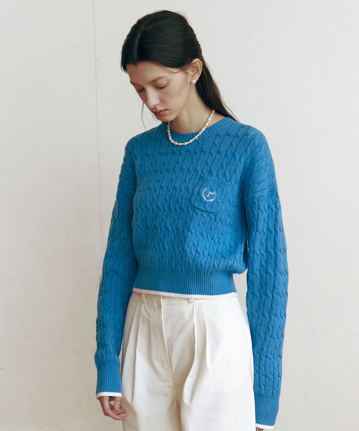 로라로라(ROLAROLA) ROUND NECK CABLE KNIT BLUE