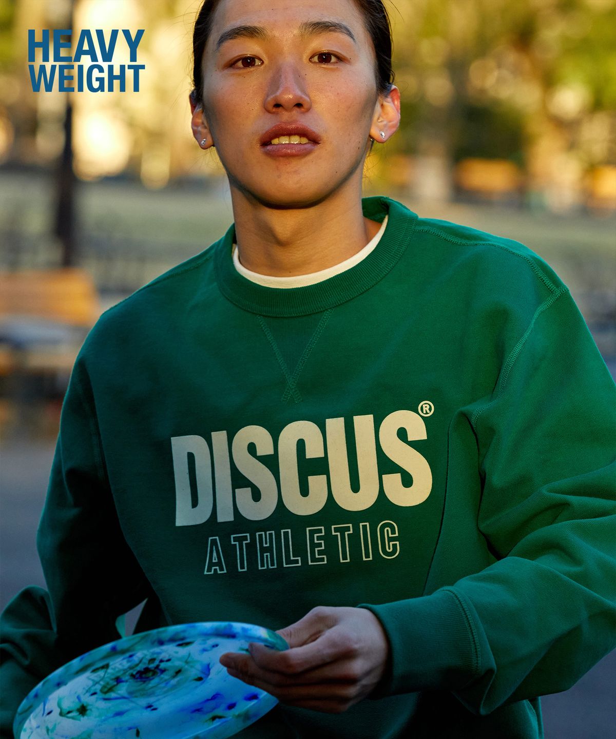 디스커스 애슬레틱(DISCUS ATHLETIC) 헤비웨이트 레귤러 핏 레터 로고 스웨트 셔츠 그린