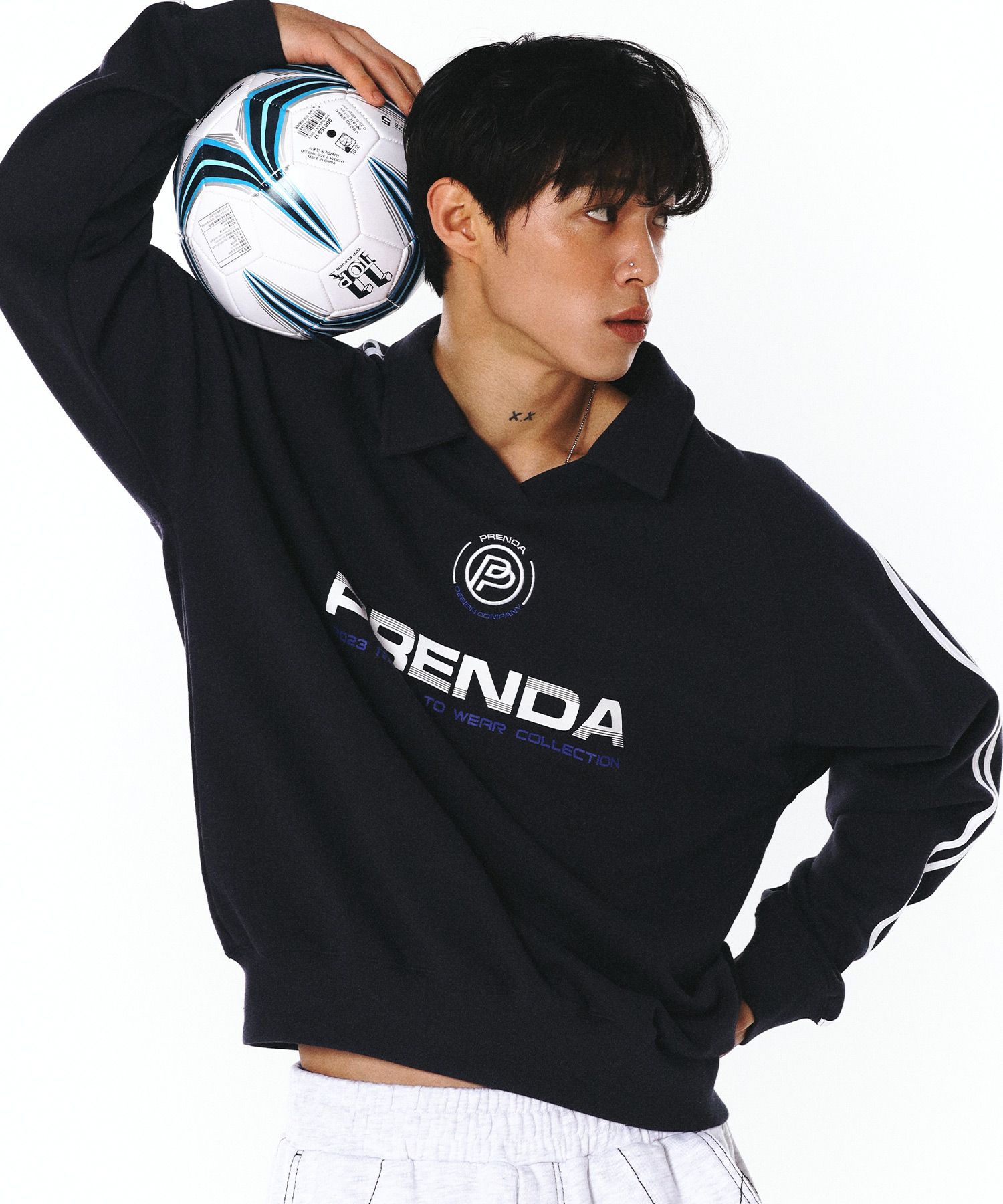 ●PRENDA●2023 SPORTY LOGO COLLARED SWEATSHIRT 男女兼用 MUSINSA公式 | PRENDA 2023 SPORTY LOGO COLLARED SWEATSHIRT NAVY