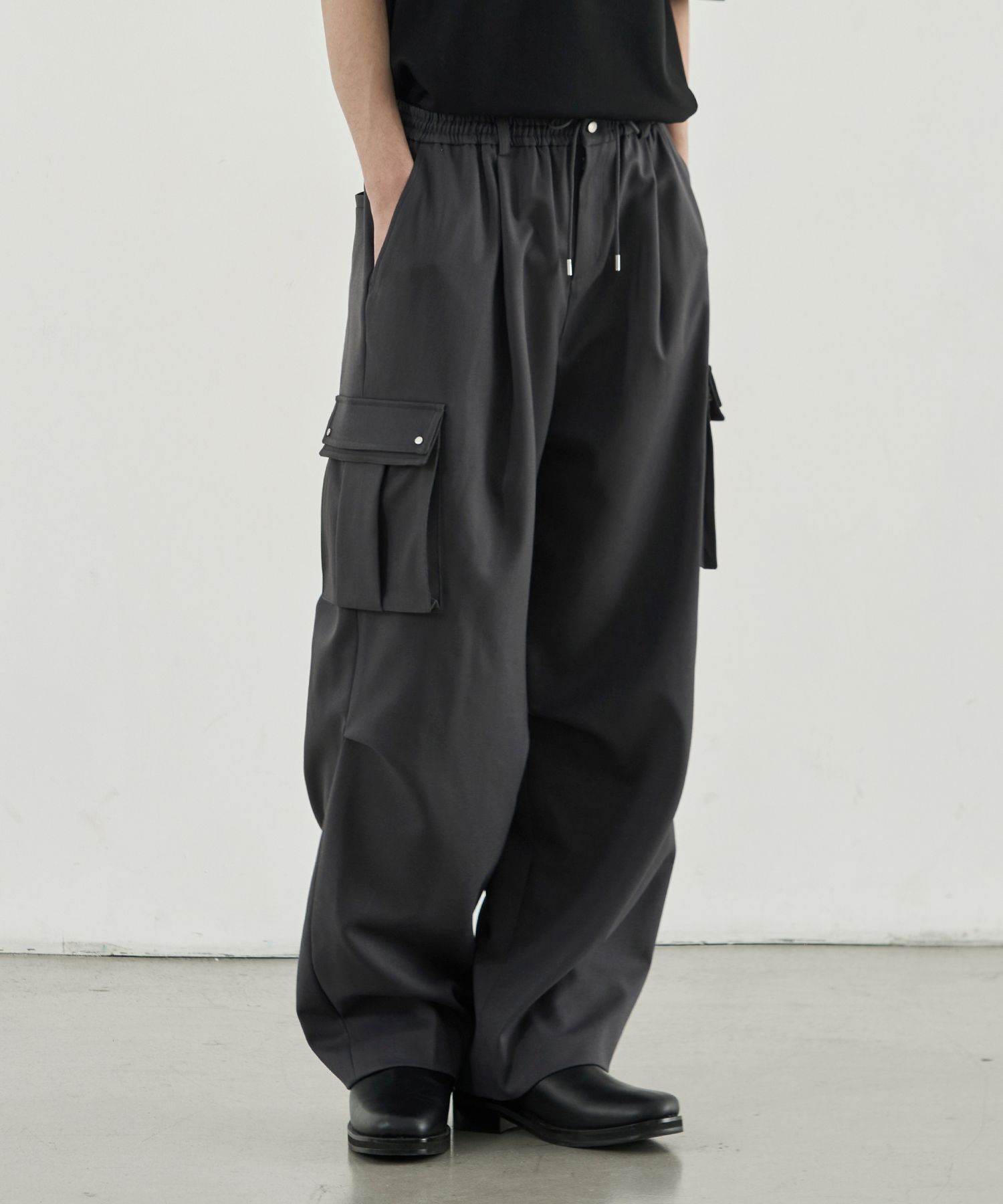 MUSINSA | DRAW FIT Mods Wool Cargo Wide Elasticated Slacks [CHARCOAL]