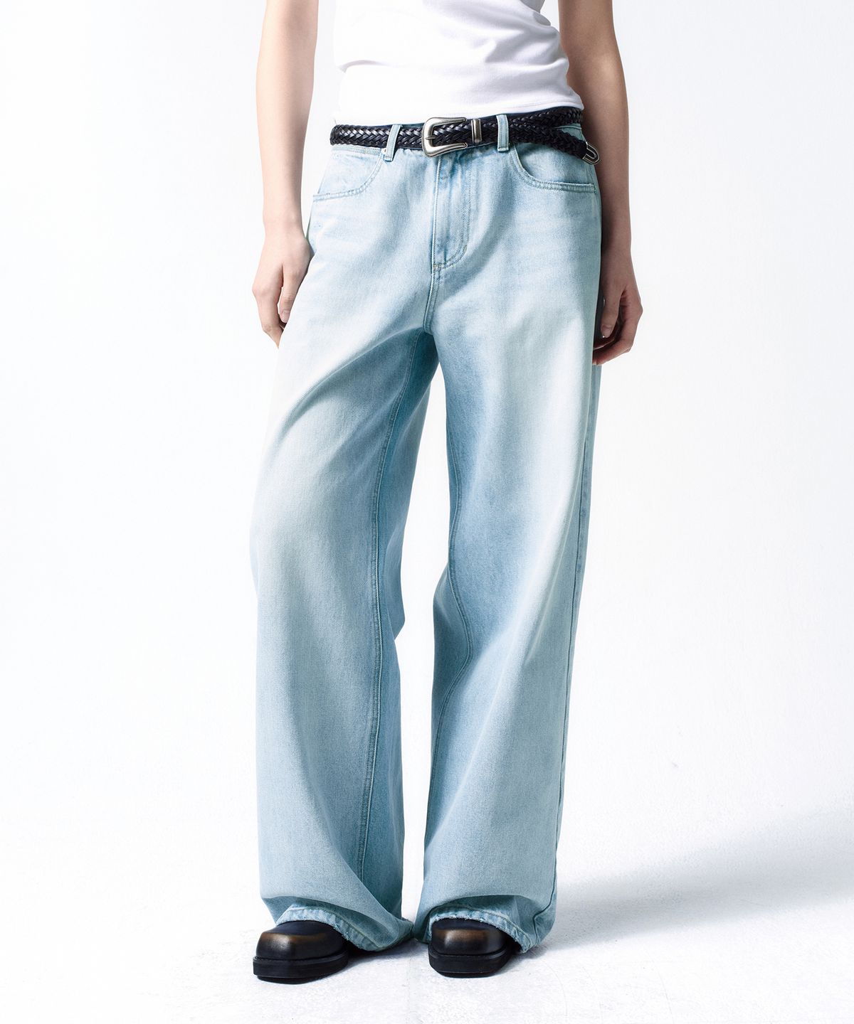 인사일런스 우먼(INSILENCE WOMEN) [CALIK] 로우 웨이스트 와이드 진 LIGHT BLUE