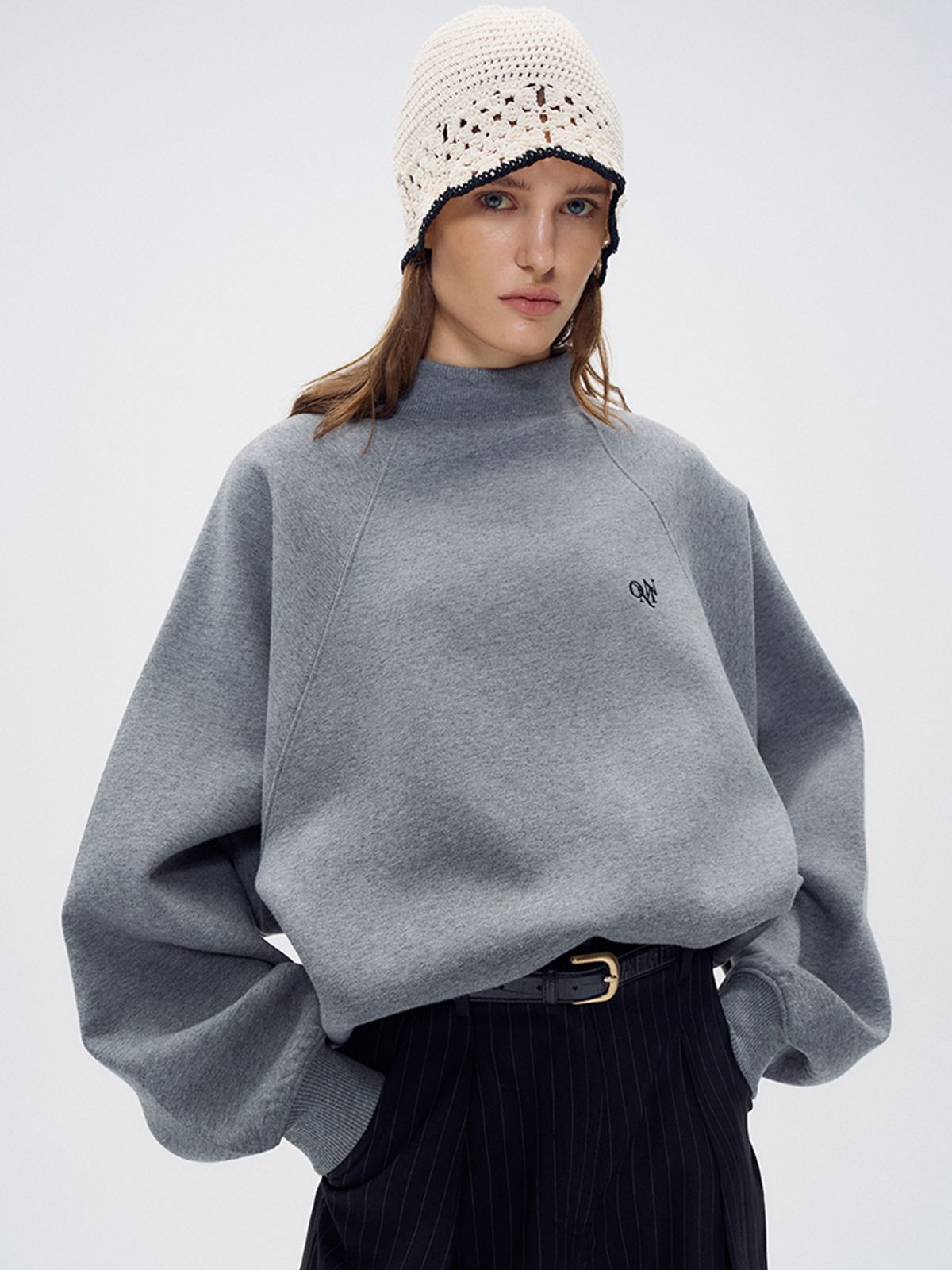 위메농(OUI MAIS NON) Mockneck raglan sweatshirt