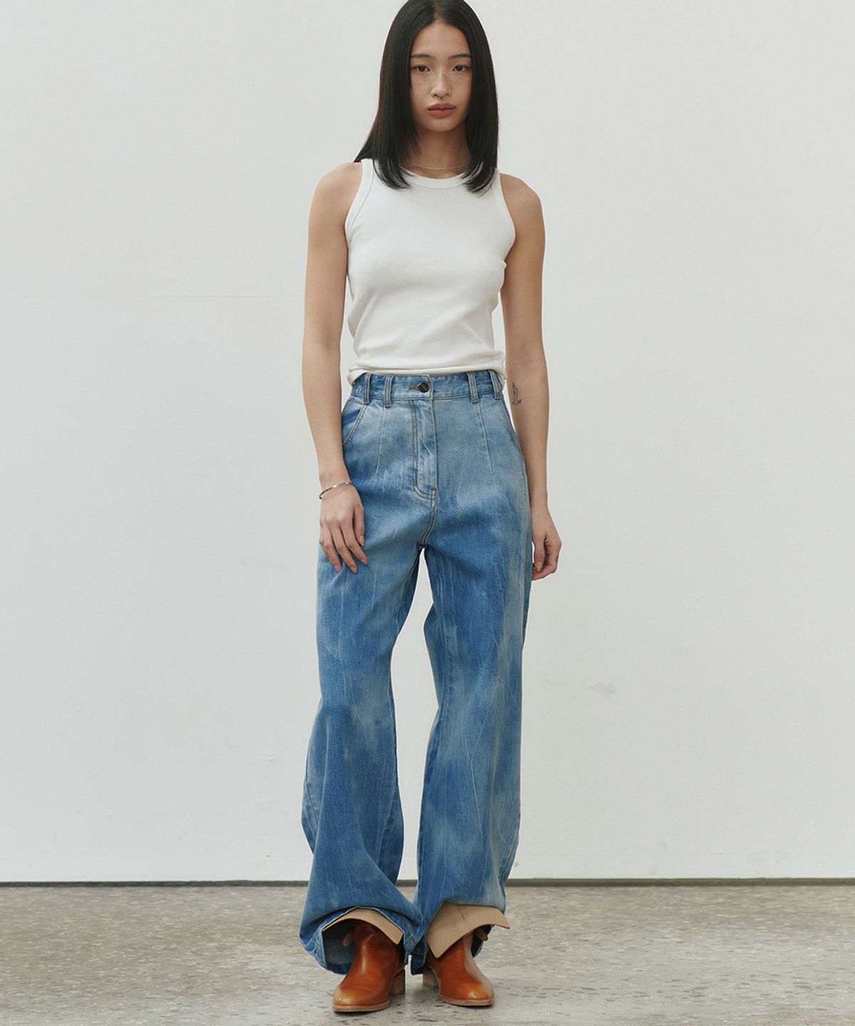 노이어 포 우먼(NOIRER FOR WOMAN) 크리즈 워싱 와이드 데님 팬츠 (블루)