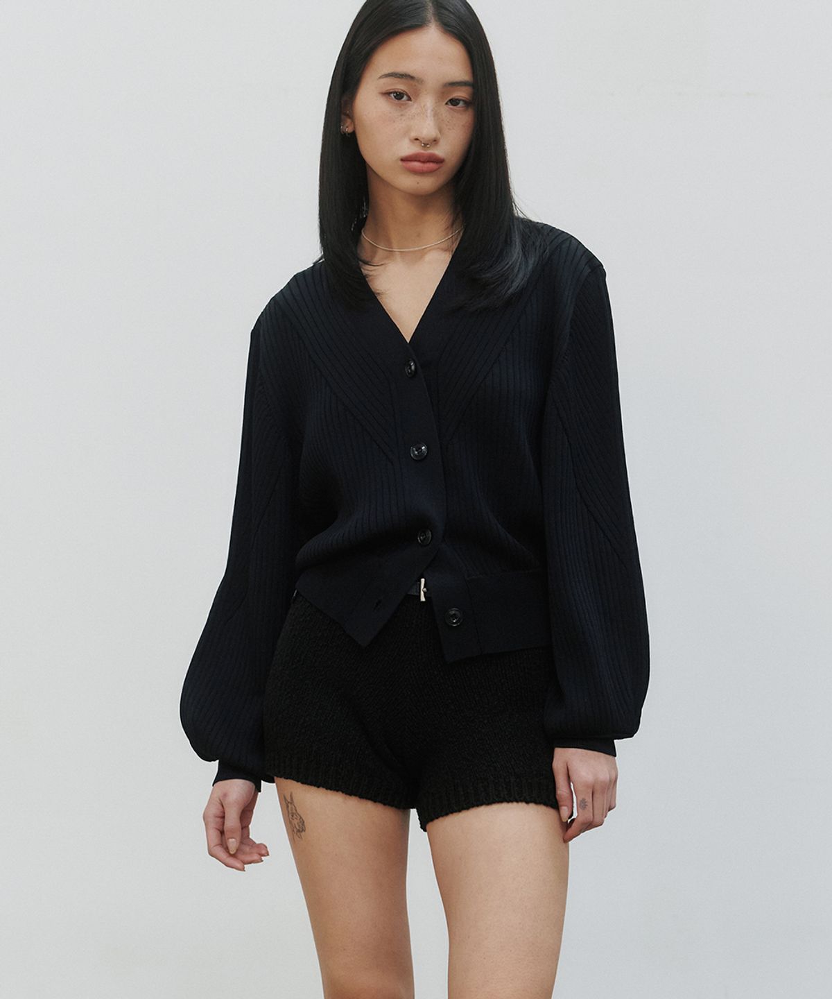 노이어 포 우먼(NOIRER FOR WOMAN) 패턴 벌룬 크롭 가디건 (블랙)