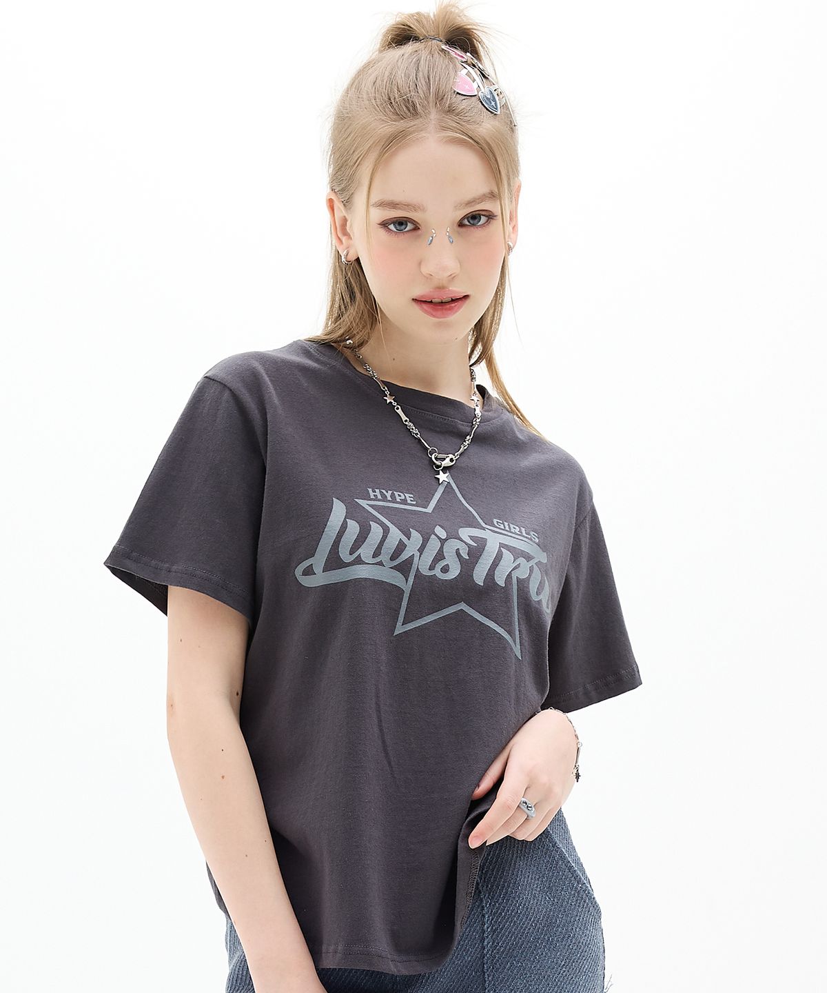 러브이즈트루(LUVISTRUE) DN STAR LOGO TEE(CHARCOAL)