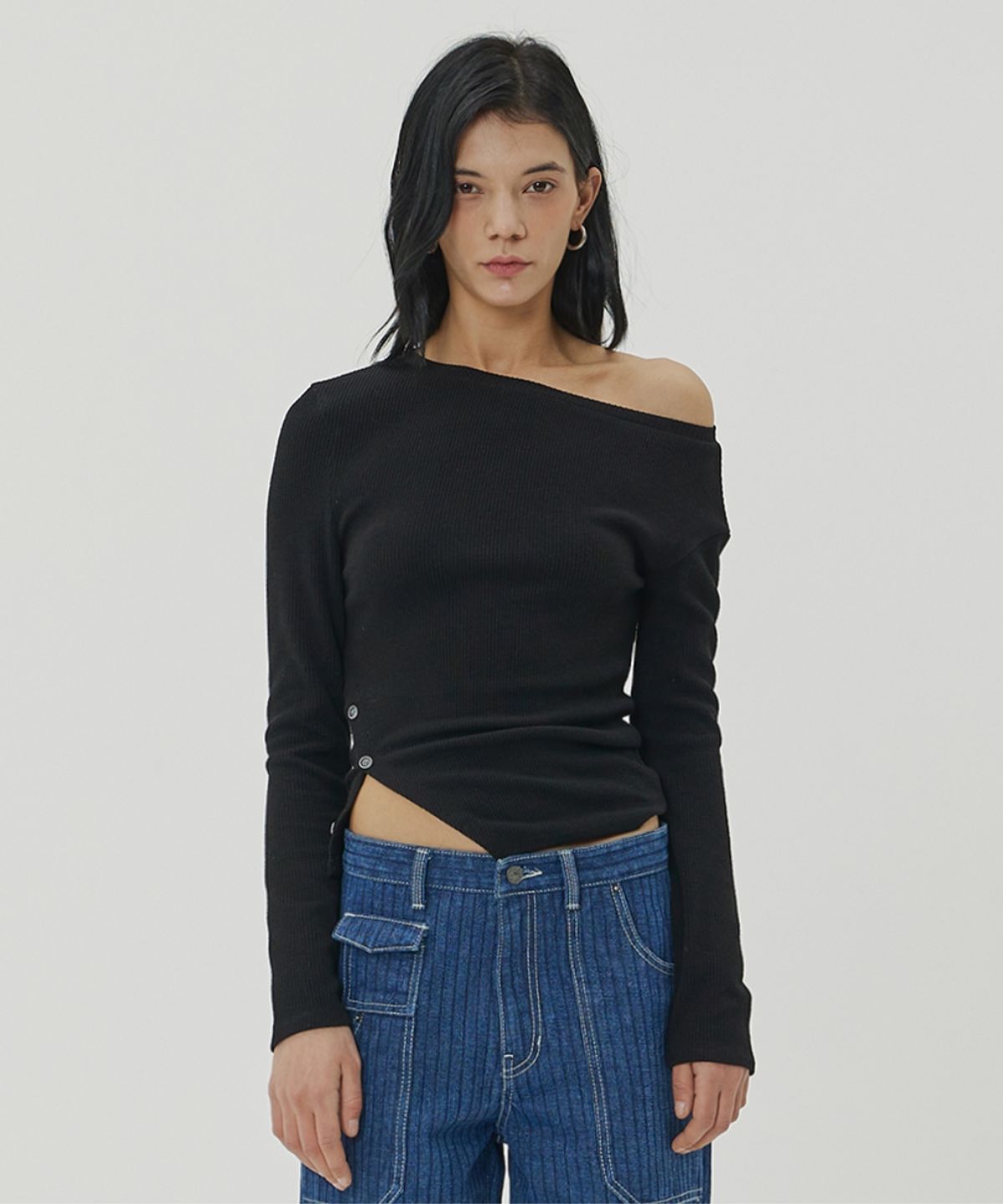 메종미네드(MAISON MINED) (W) DIAGONAL BUTTON LONG SLEEVE - BLACK