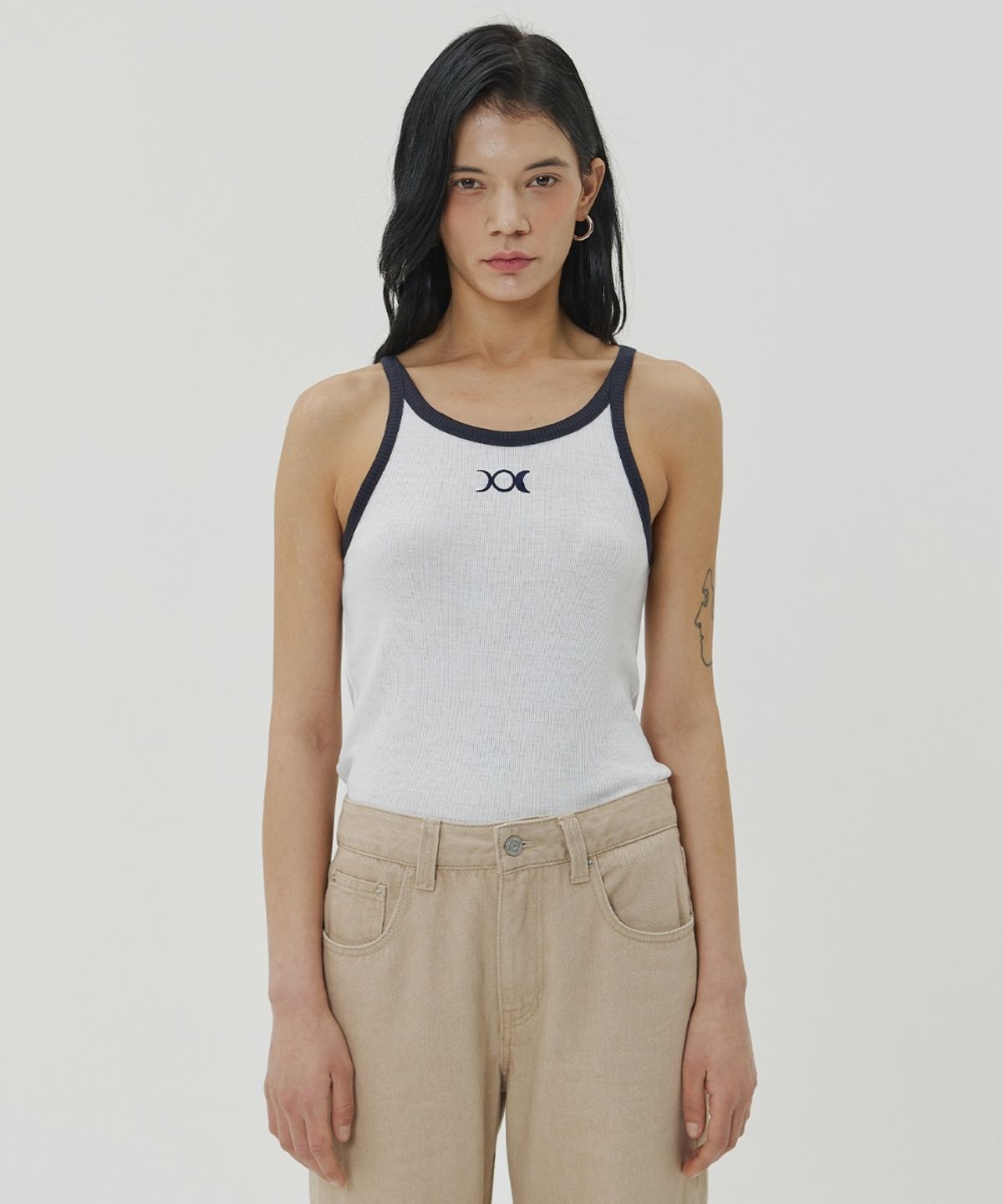메종미네드(MAISON MINED) (W) LOGO GOLGI SLEEVELESS TOP - WHITE