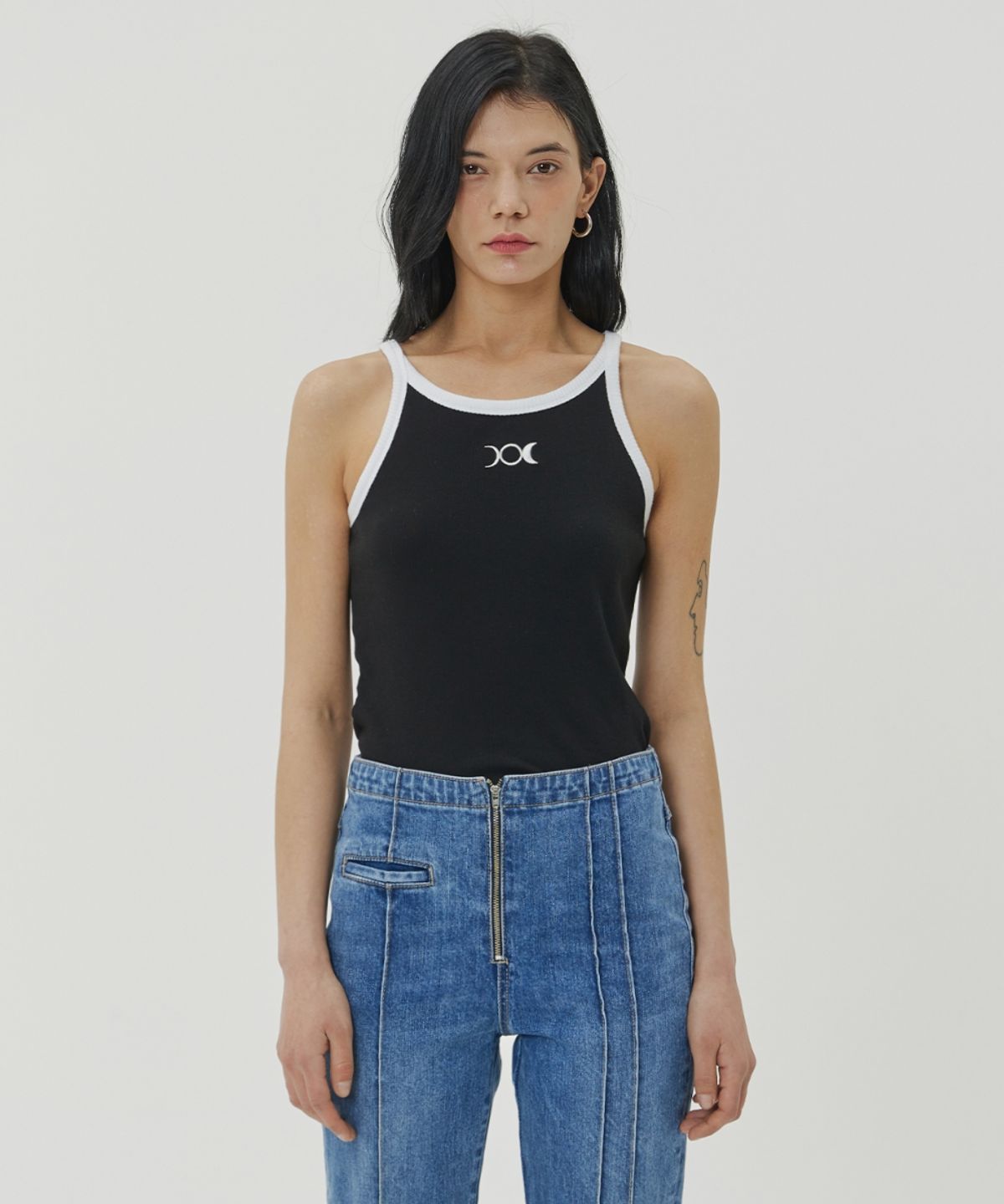 메종미네드(MAISON MINED) (W) LOGO GOLGI SLEEVELESS TOP - BLACK