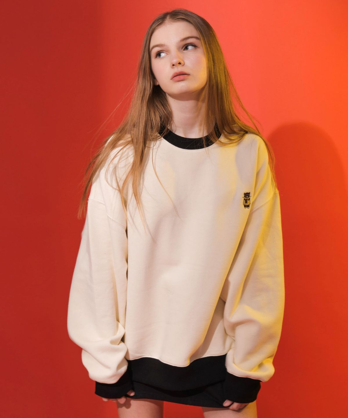 바쥬비쥬(BAJOO BIJOO) TWOTONE CAT EMBROIDERY SWEATSHIRT [CREAM]