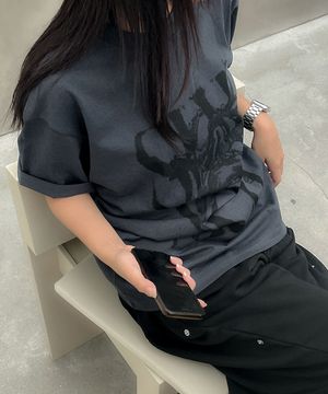 러스티 로고 반팔티셔츠 [차콜]