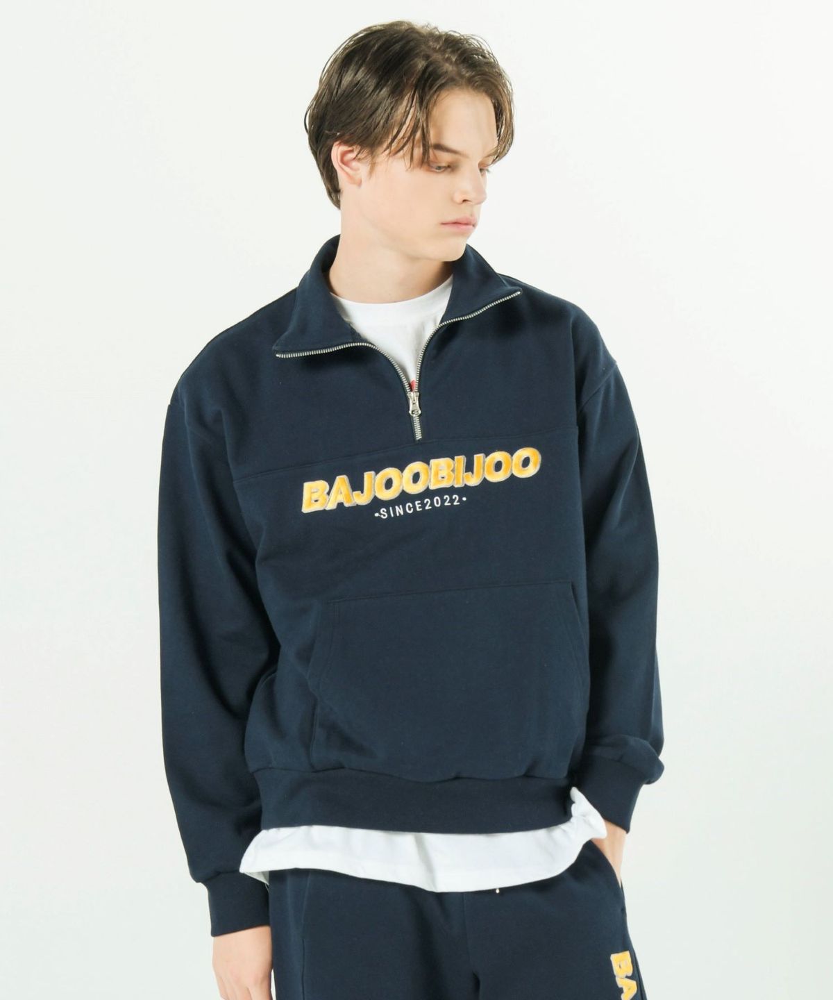 바쥬비쥬(BAJOO BIJOO) LOGO HALF ZIP-UP SWEATSHIRT [NAIVY] - 사이즈 & 후기 | 무신사