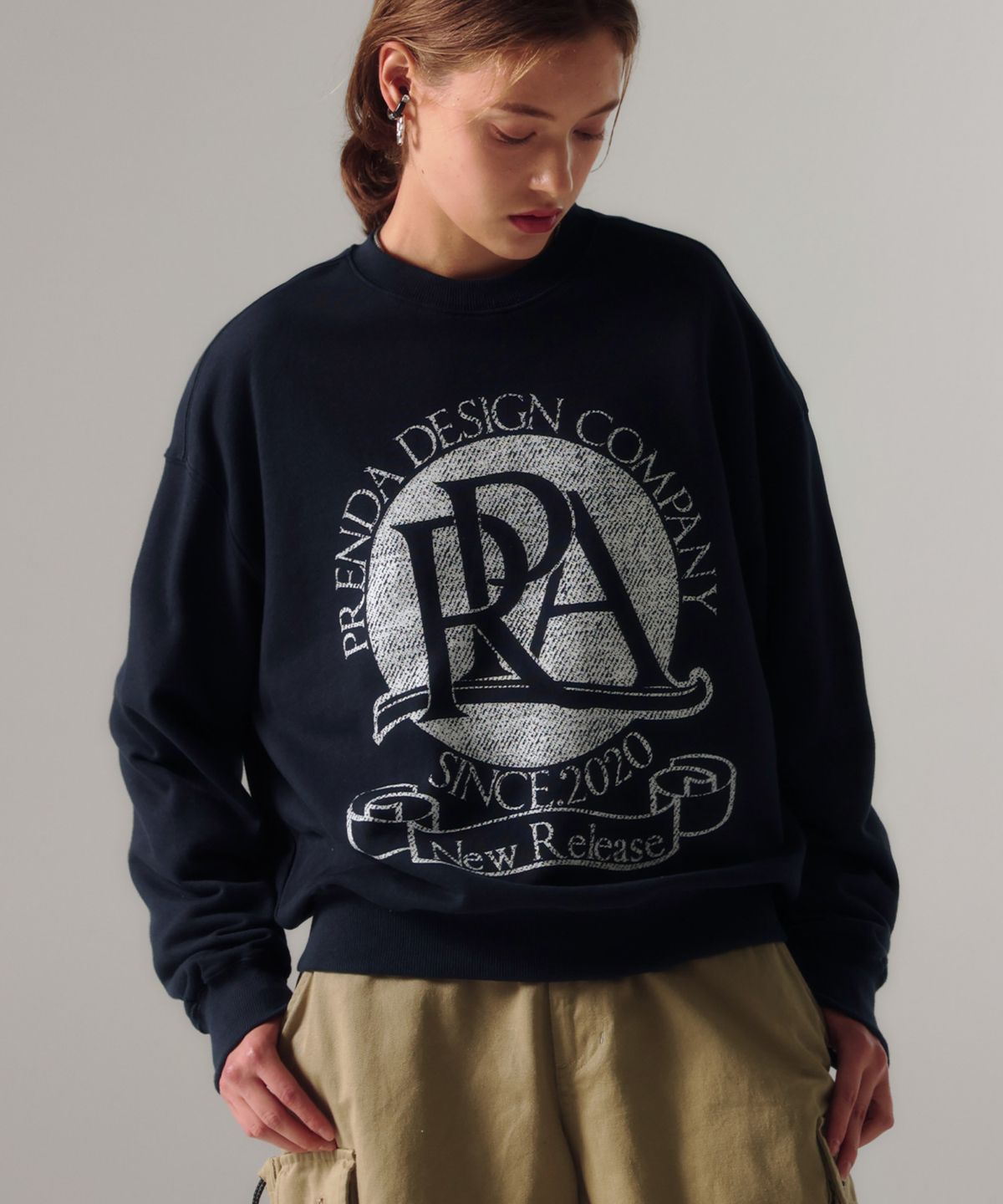 프렌다(PRENDA) ROUND LOGO CREWNECK SWEATSHIRT NAVY