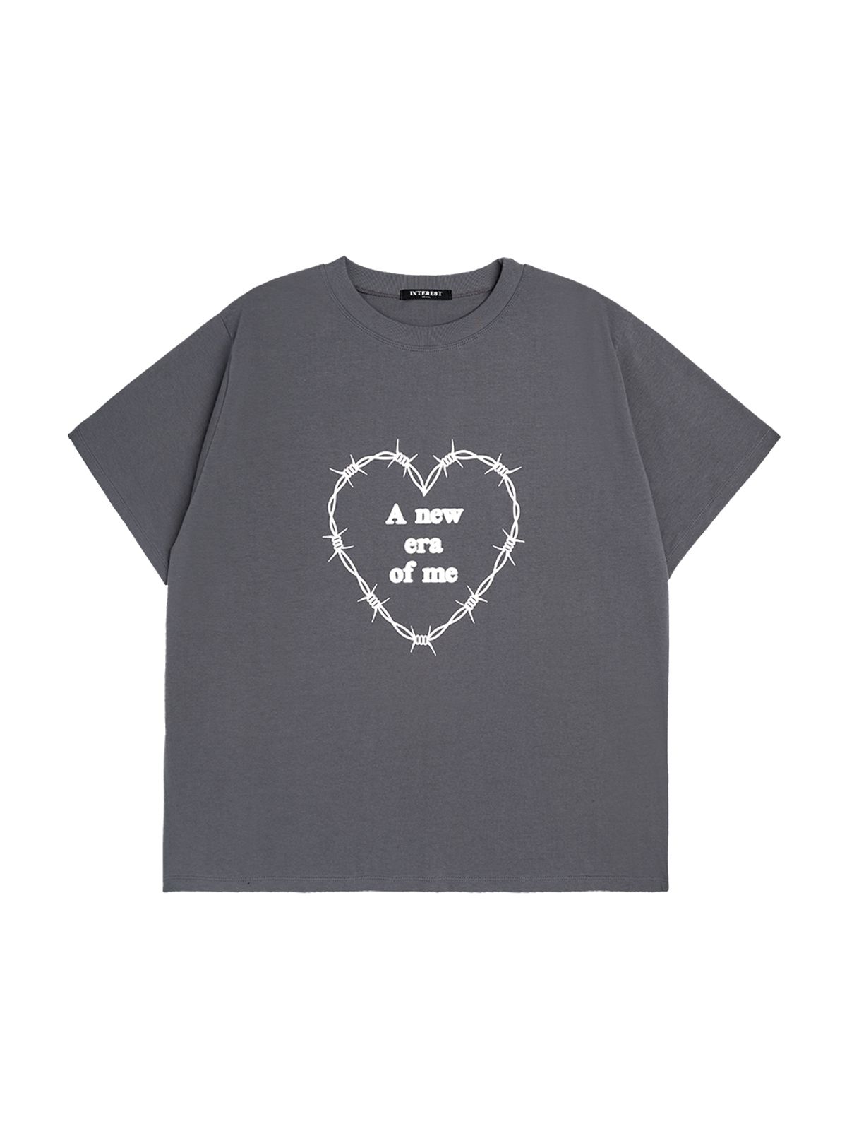 인터레스트(INTEREST) HEART WIRE SLOGAN OVERFIT TOP_CHACOAL