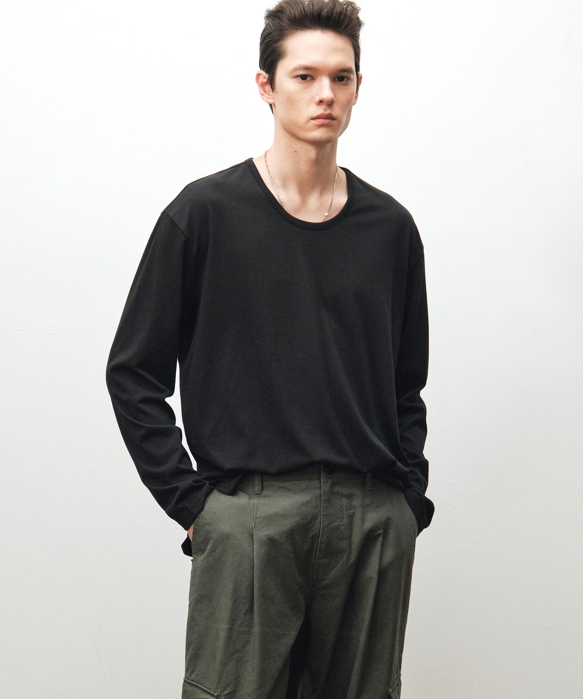 노이어(NOIRER) 실키 블렌디드 U넥 티셔츠 (블랙)