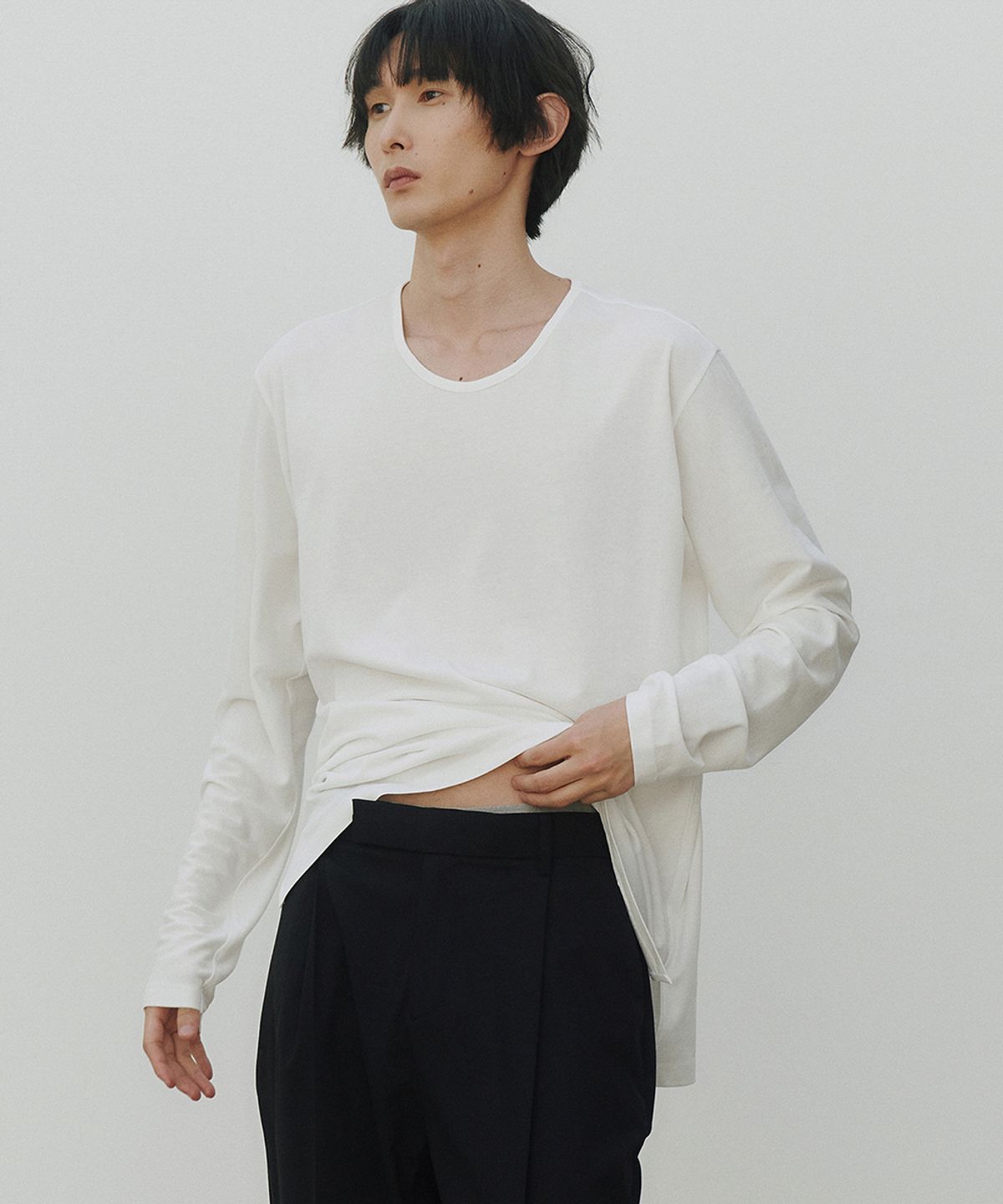 노이어(NOIRER) 실키 블렌디드 U넥 티셔츠 (화이트)