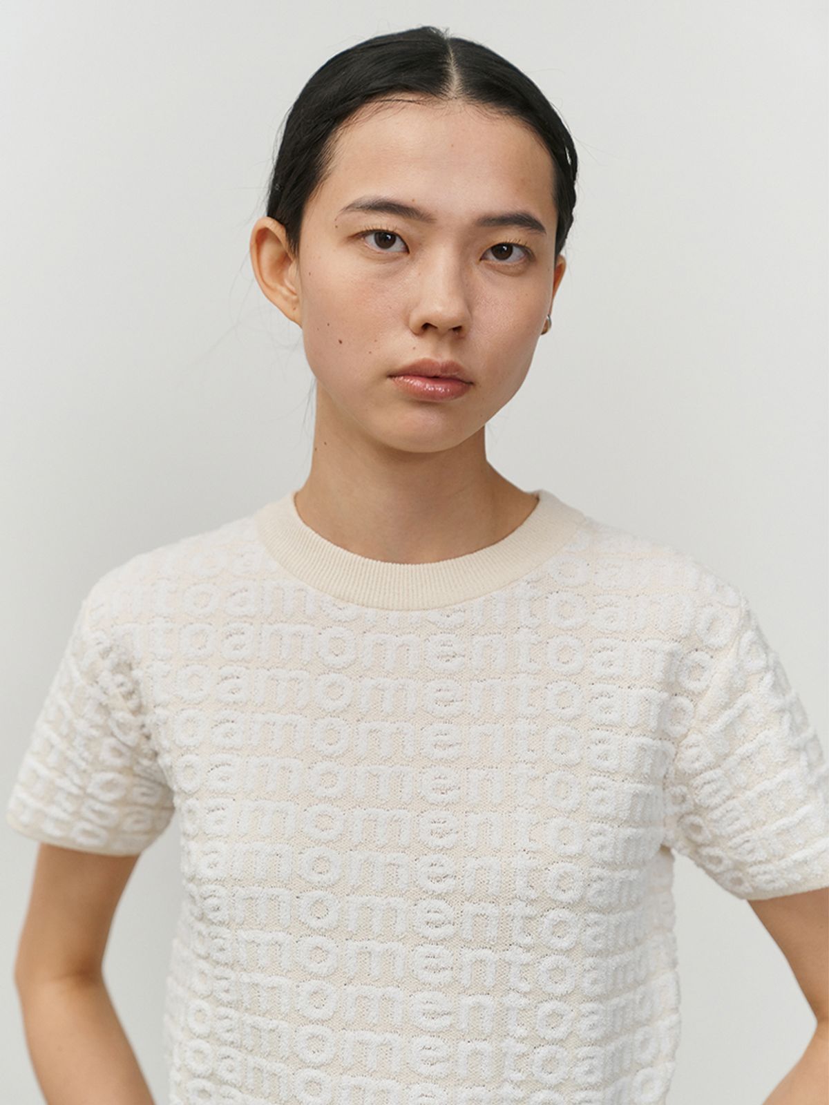 아모멘토(AMOMENTO) BOUCLE LOGO TOP_CREAM