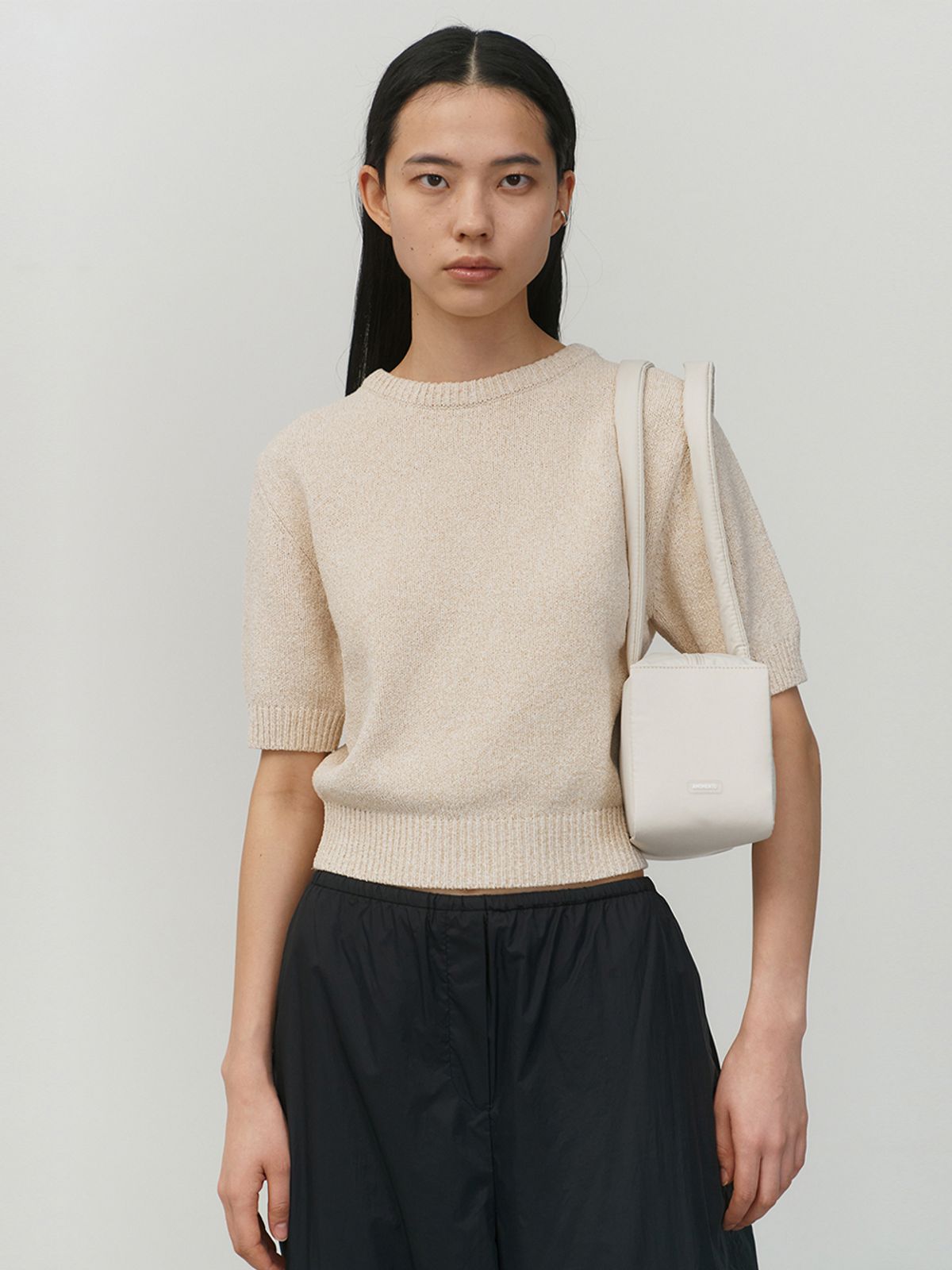 아모멘토(AMOMENTO) PADDED SQUARE SHOULDER BAG_LIGHT BEIGE