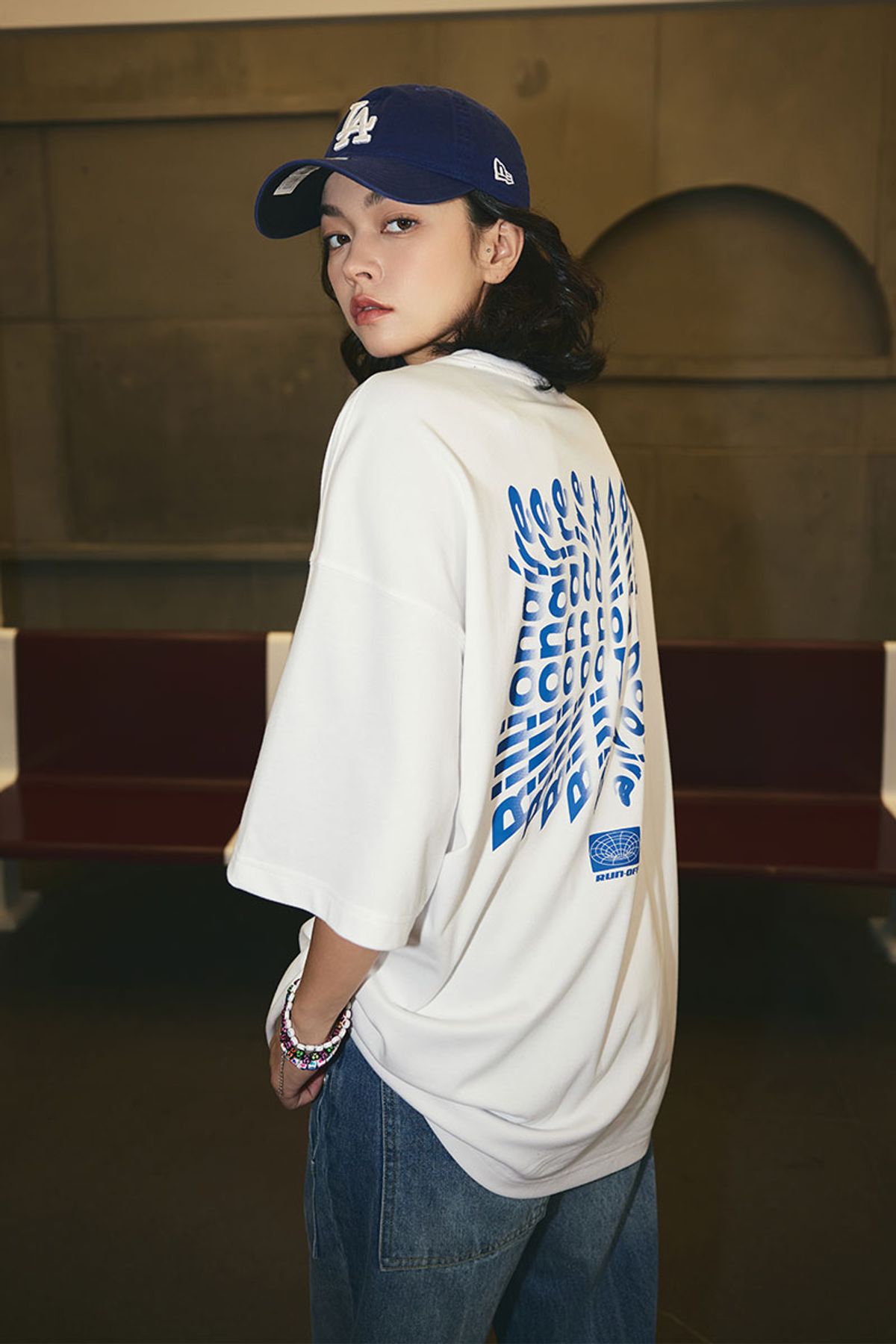 코랄리안(CORALIAN) 타이포 그라데이션 면티셔츠 화이트