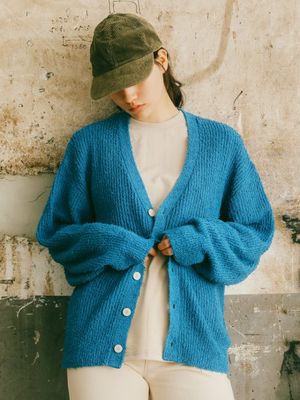 에센셜 부클 니트 가디건 블루