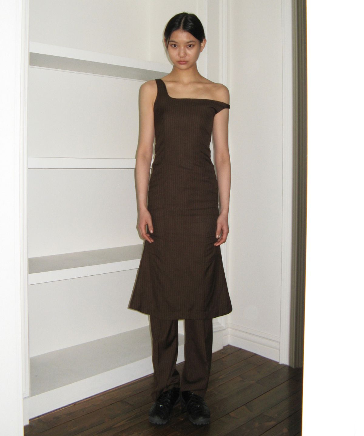 시눈(SINOON) UNBALANCE ONE-SHOULDER LONG DRESS (BROWN)