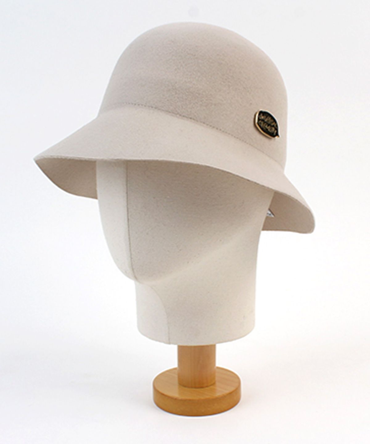 유니버셜 케미스트리(UNIVERSAL CHEMISTRY) Edgecut Wool Ivory Cloche Hat 울페도라
