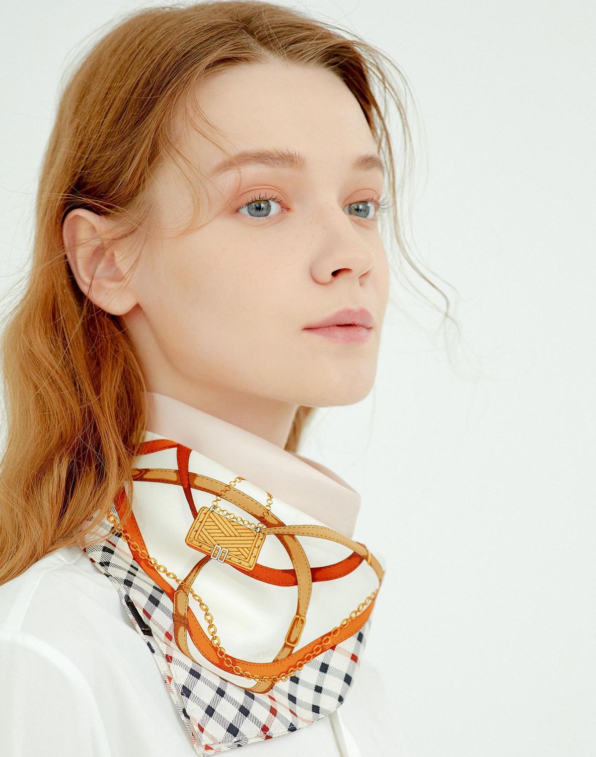 닥스 여성 액세서리(DAKS WOMENS ACCESSORIES) [SILK100] 베이지 체인 패턴 스퀘어 실크스카프 DCSC3E144I2