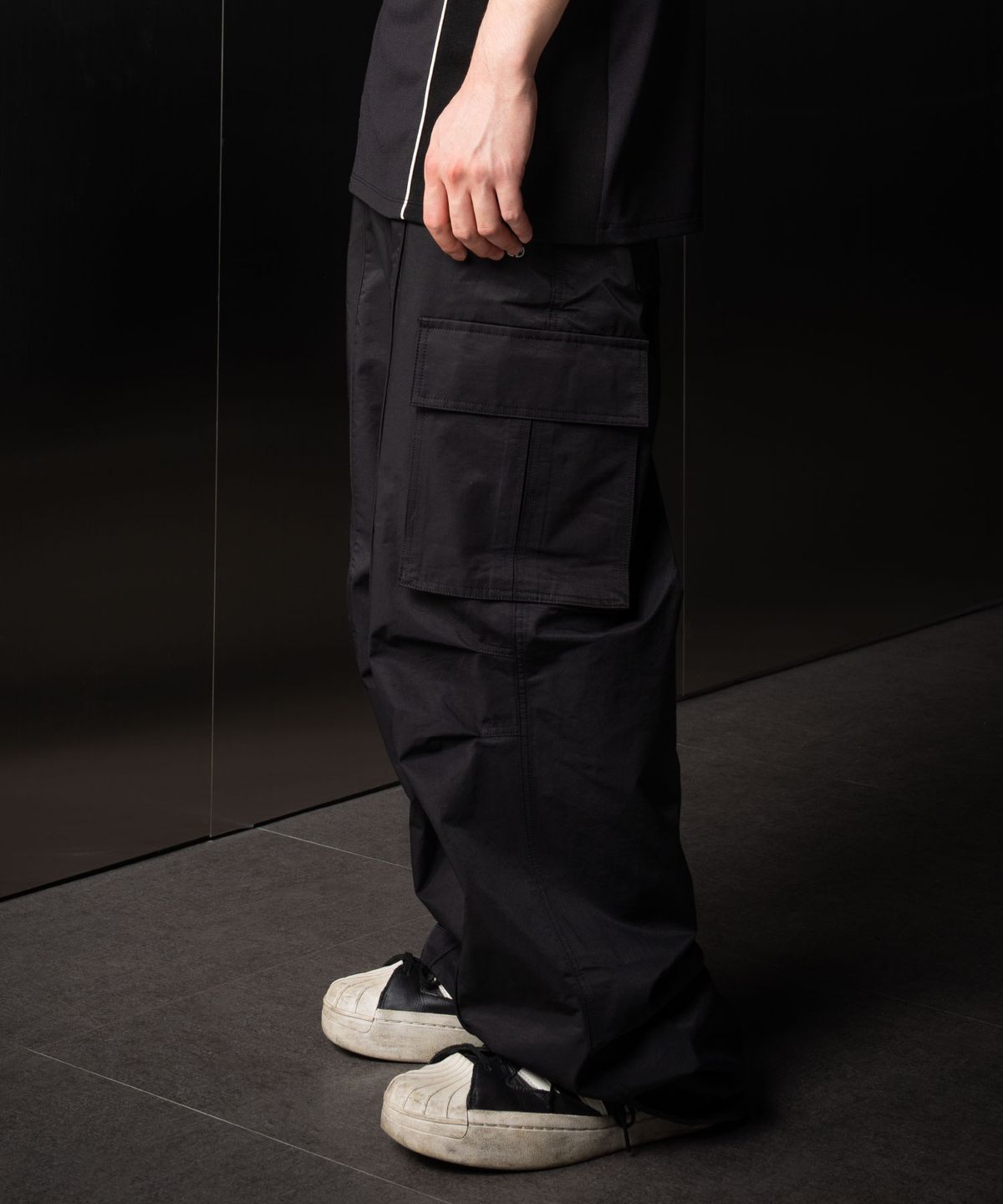 이우가마카라스(IUGAMAKARAS) Line Cargo Pants (Black)
