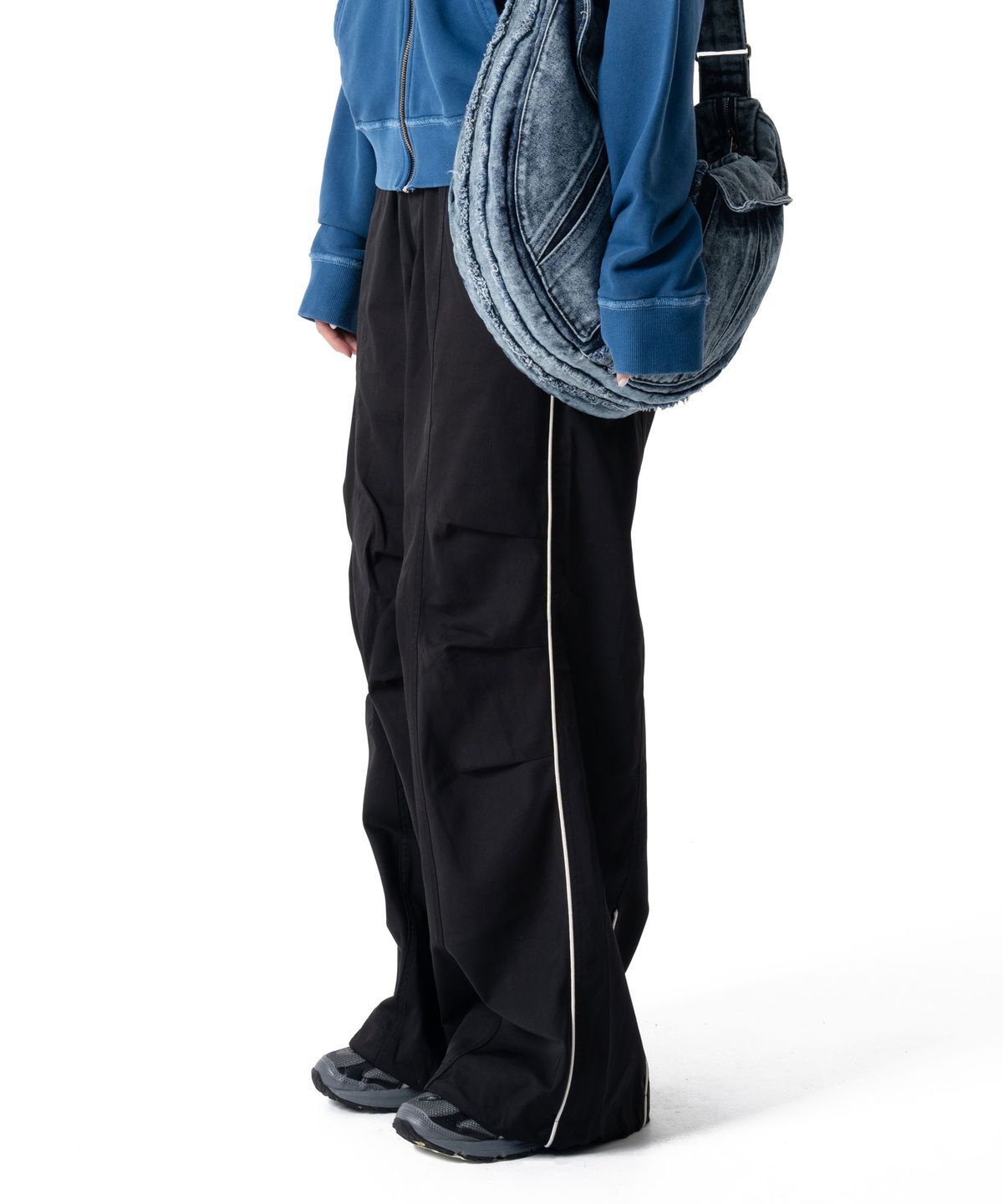 이우가마카라스(IUGAMAKARAS) Piping Pin-Tuck Pants (Black)