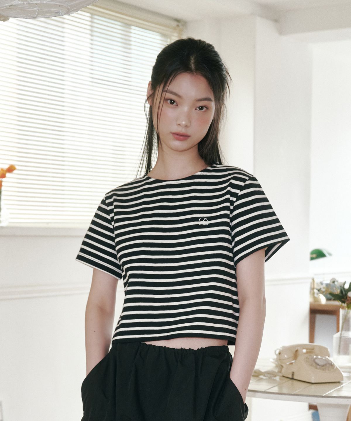 솔트앤초콜릿(SALT AND CHOCOLATE) SAC 스트라이프 오버핏 크롭 티셔츠 블랙 4W2311003