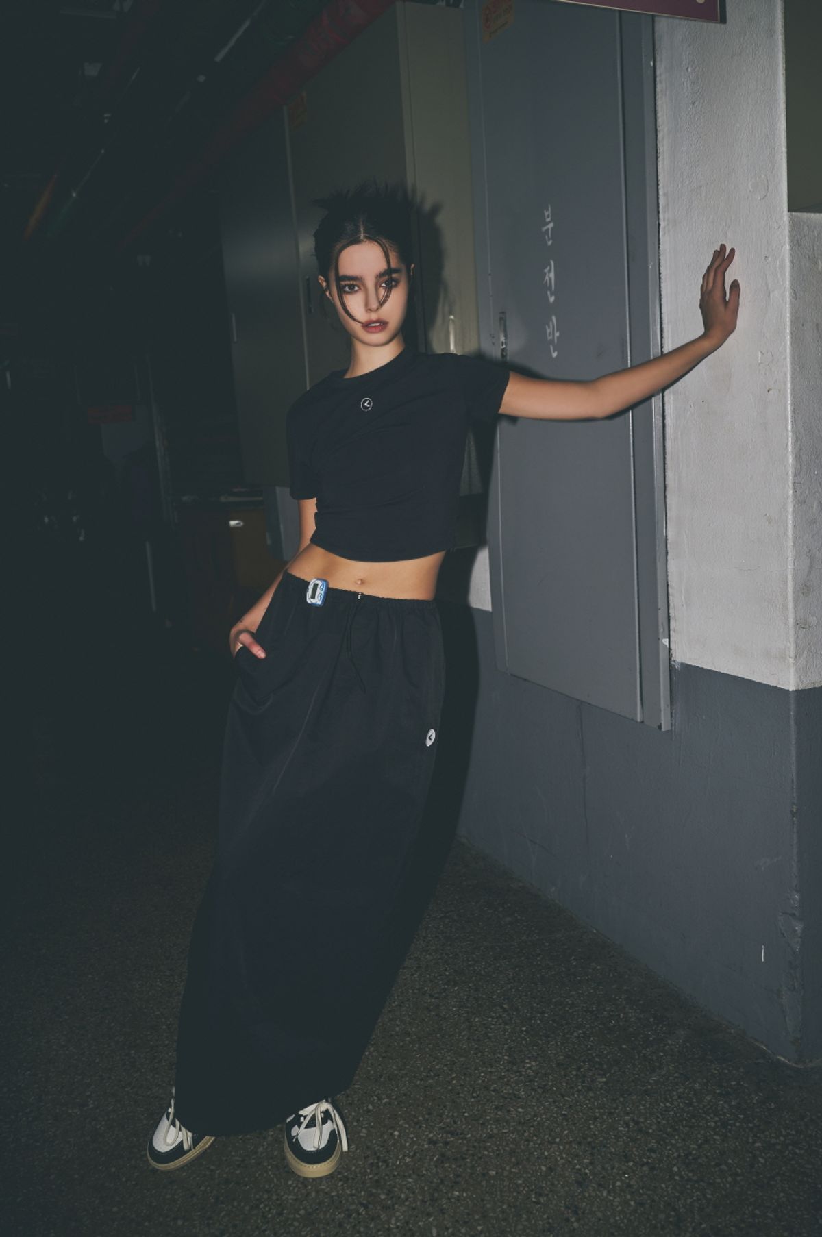 인터레스트(INTEREST) BACK SLIT WINDBREAKER SKIRT_BLACK