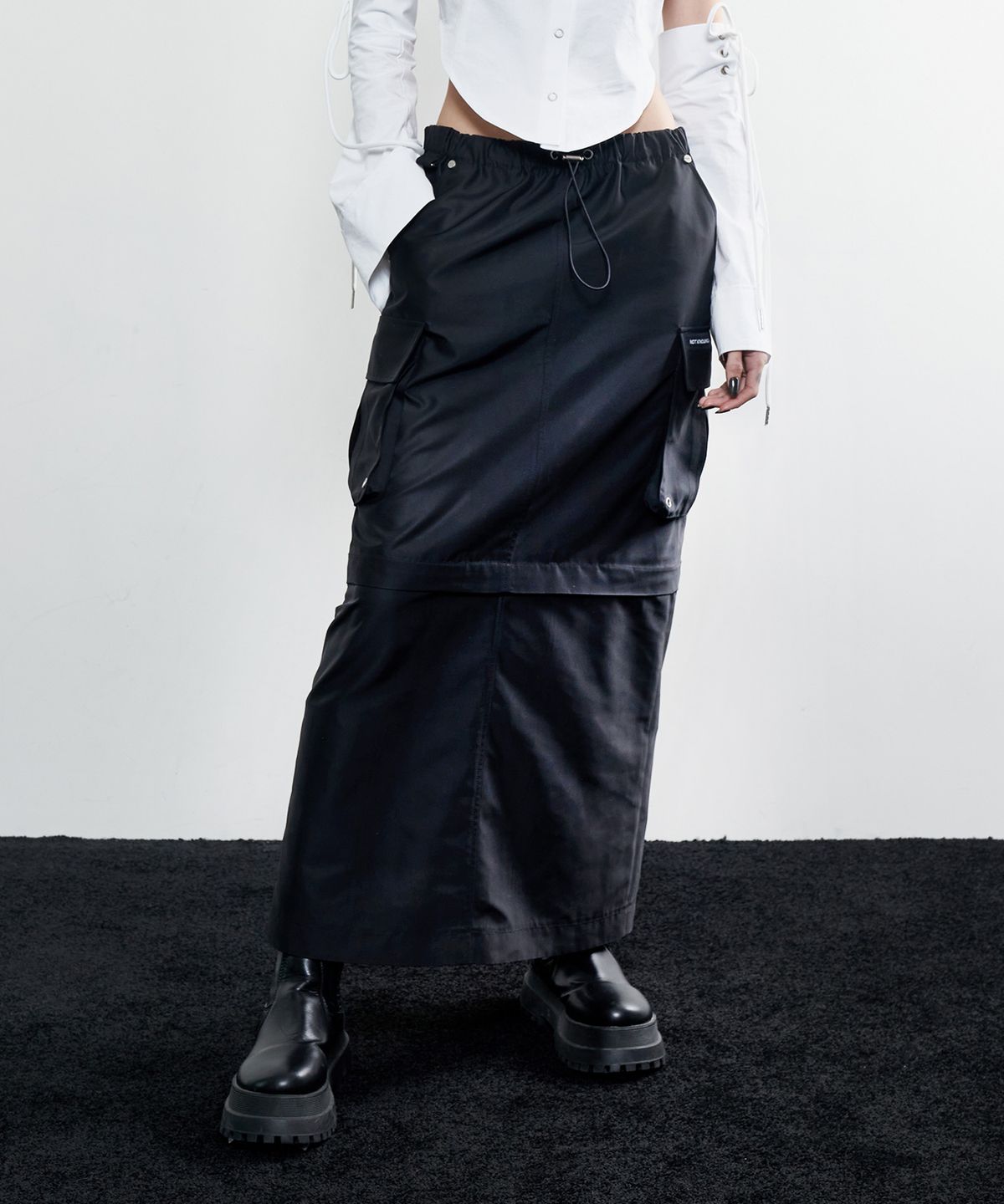 낫노잉(NOTKNOWING) 2-Way Satin Maxi Cargo Skirt (BLACK)