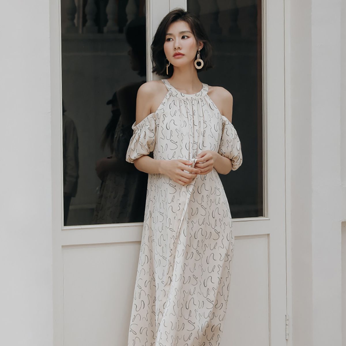 랭썬(LANGSON) LS_Open shoulder lantern sleeve dress