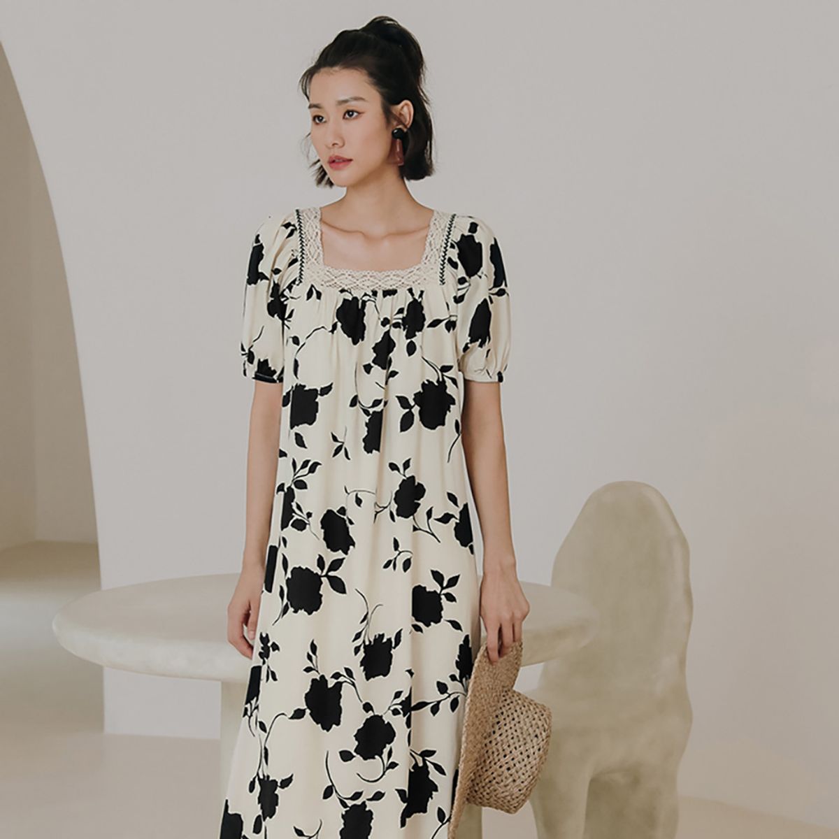 랭썬(LANGSON) LS_Black flower bubble sleeve dress