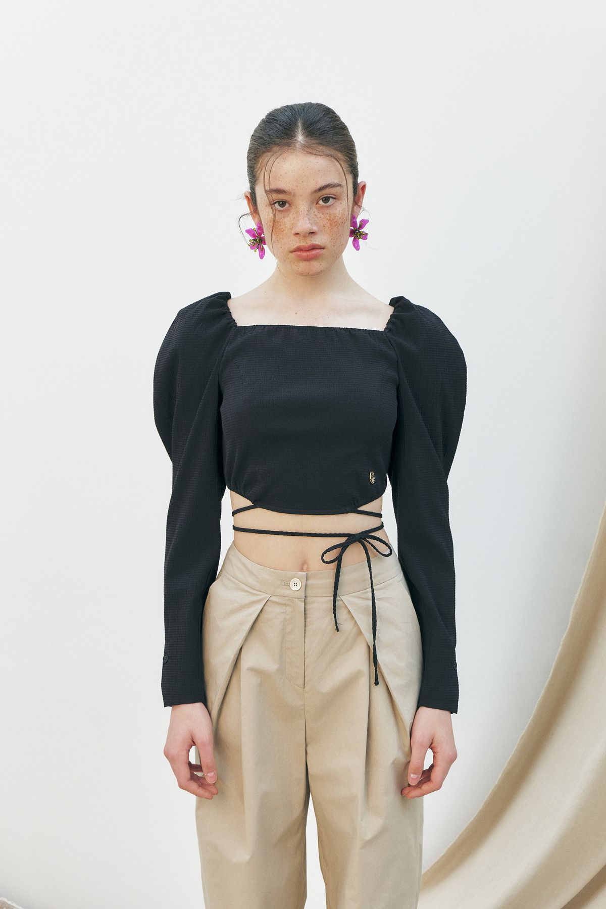 쿠메(KUMÉ) Square Neck String Blouse, Black