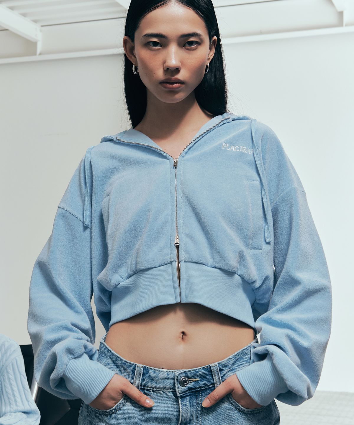 플랙 우먼(PLAC WOMEN) 플랙 로고 후디 집업 스카이 블루