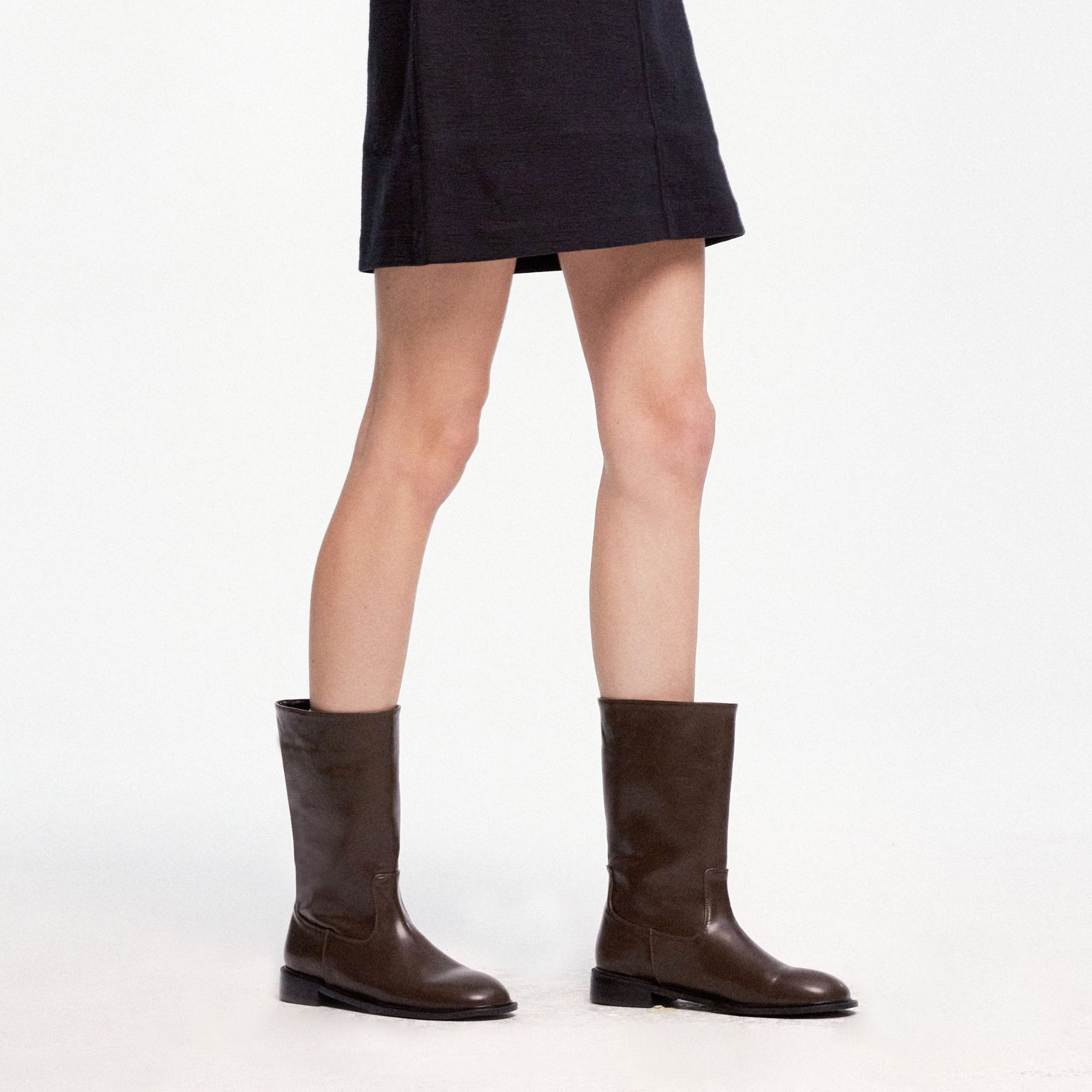 MUSINSA | KOMOREBI MUSEUM KM009L Wide Classic Middle Boots