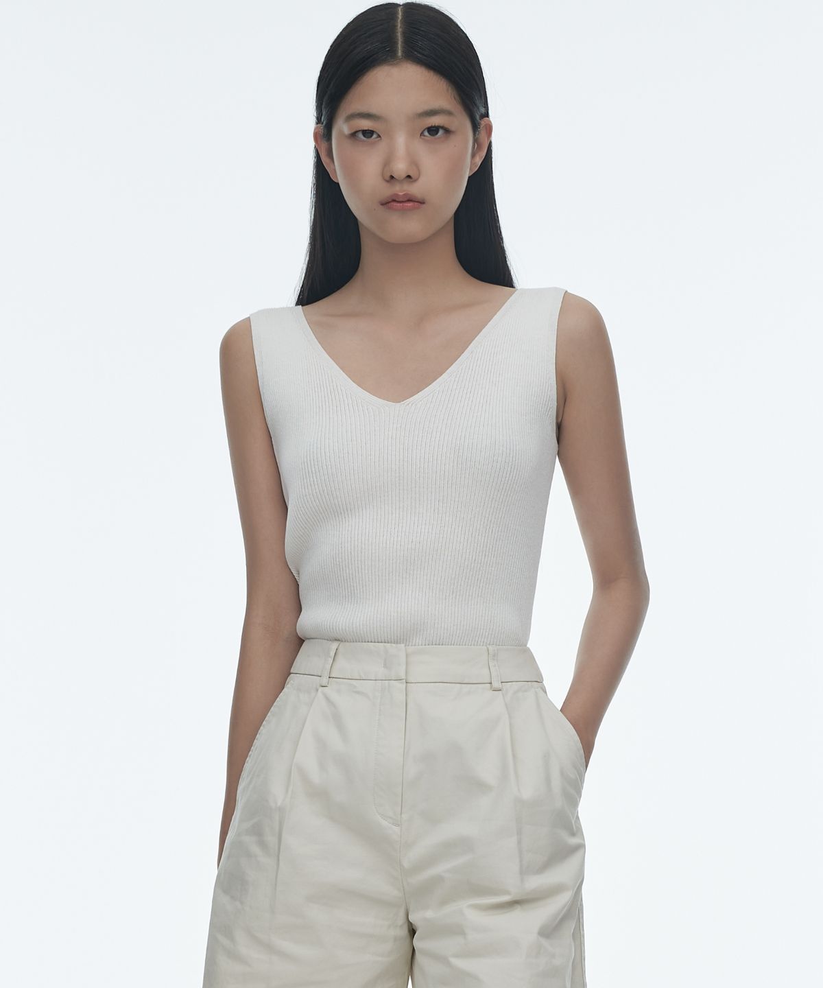 무신사 스탠다드 우먼(MUSINSA STANDARD WOMAN) 우먼즈 리브드 브이 넥 니트 슬리브리스 탑 [아이보리]