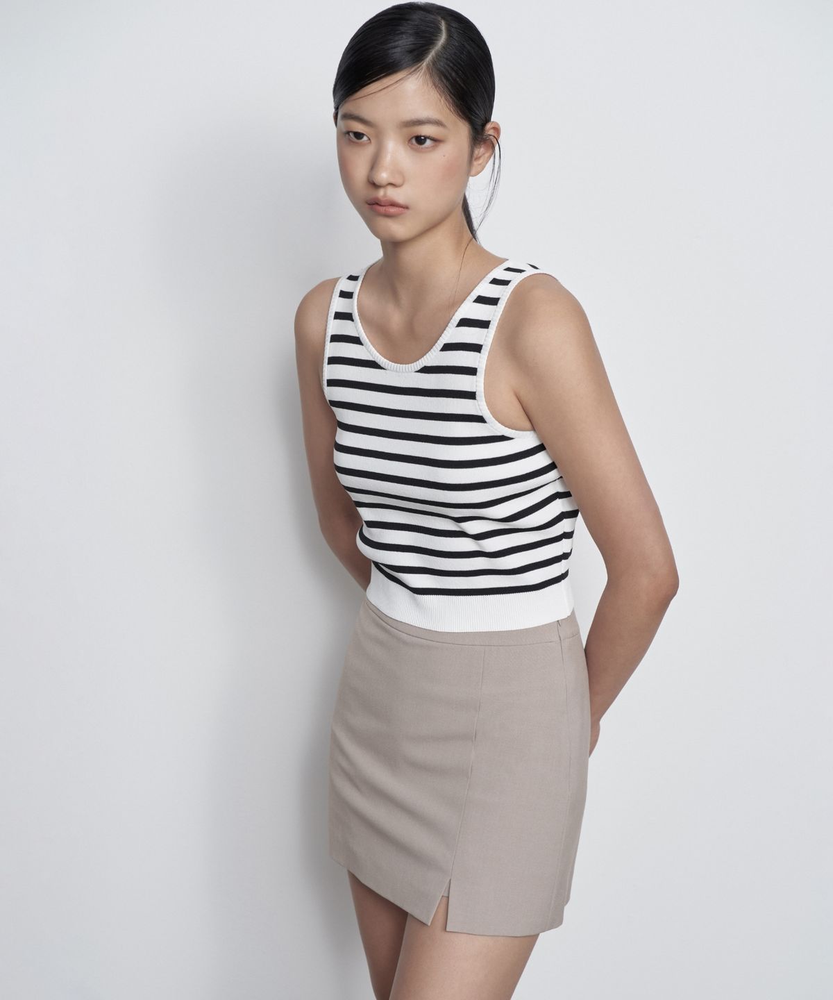 무신사 스탠다드 우먼(MUSINSA STANDARD WOMAN) 우먼즈 스트라이프 크롭 니트 슬리브리스 탑 [아이보리/블랙]
