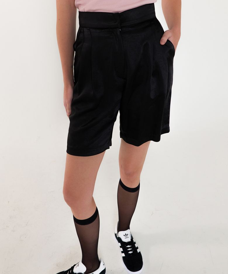Satin Two tuck Bermuda Pants Black