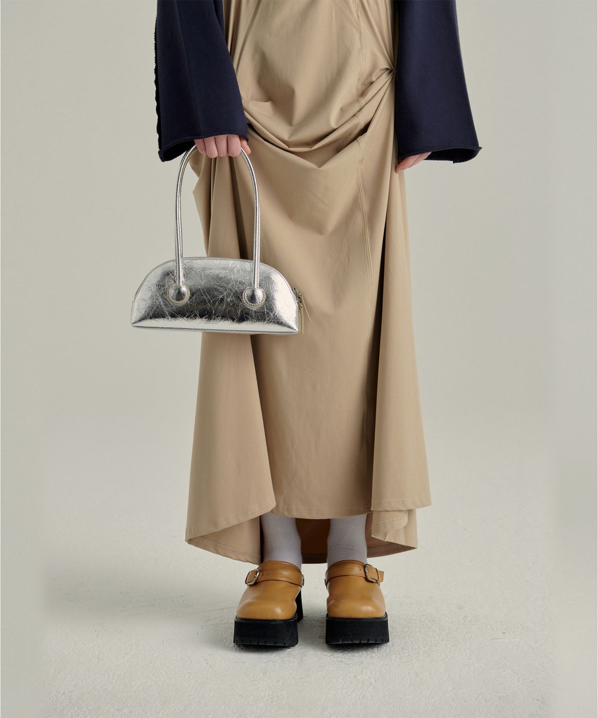 마지셔우드(MARGESHERWOOD) BESSETTE SHOULDER + STRAP - silver crinkle