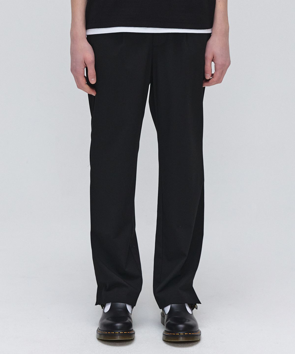 이지오(EZIO) One tuck Semi Wide Slit Pants - Black