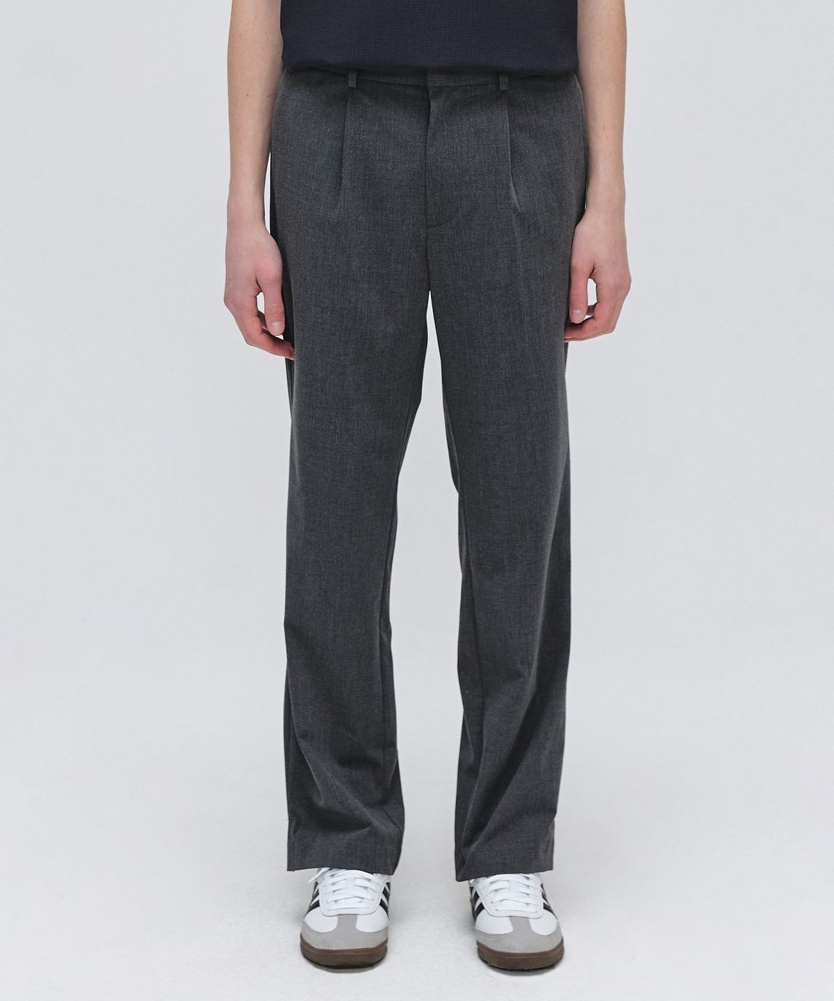 이지오(EZIO) One tuck Semi Wide Slit Pants - Charcoal