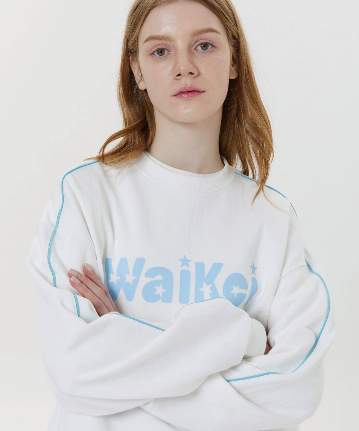 와이케이(WAIKEI) 파이핑 스타 로고 맨투맨 화이트