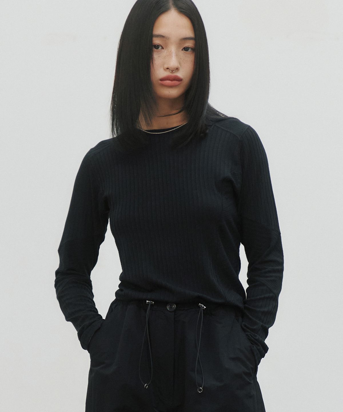 노이어 포 우먼(NOIRER FOR WOMAN) 리브드 스트럭쳐 롱슬리브 티셔츠 (블랙)