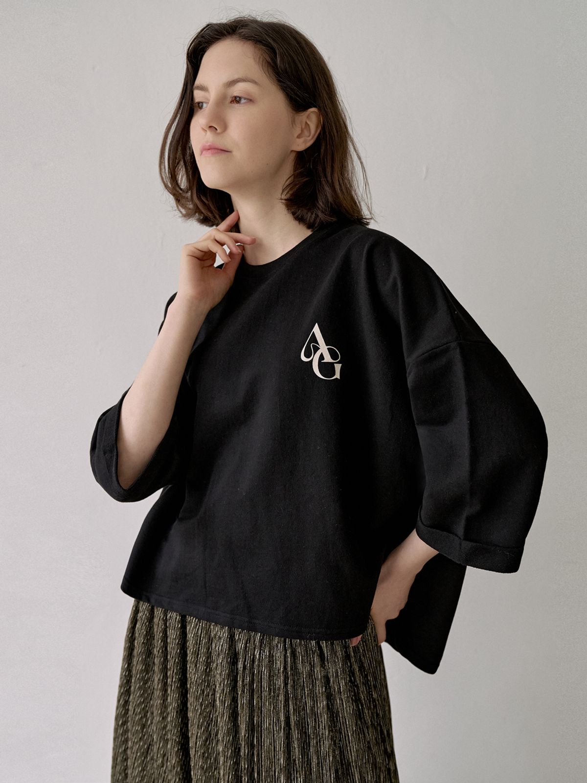 아방(AVANT-G) Turn-up Sleeve Logo T-shirt - BLACK