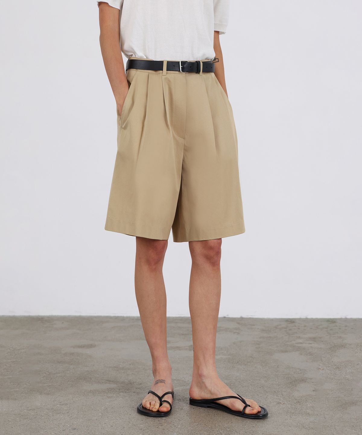 르바(LEVAR) Essential Cotton Half Pants - Beige