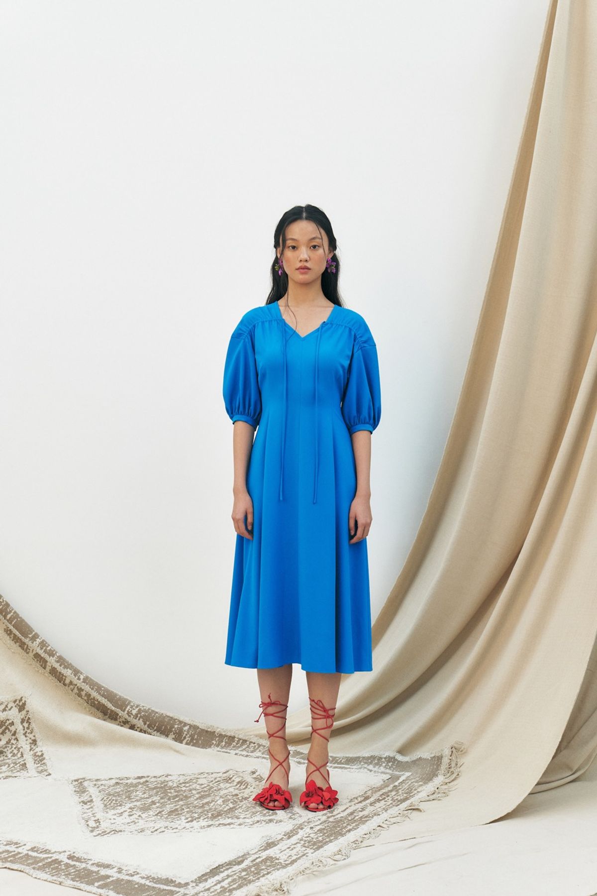 쿠메(KUMÉ) Balloon Sleeve Satin Shirring Dress, Blue