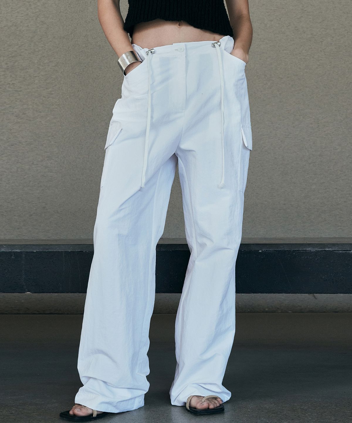 니브(NEEV) Nylon Wide Cargo Pants (Ivory)